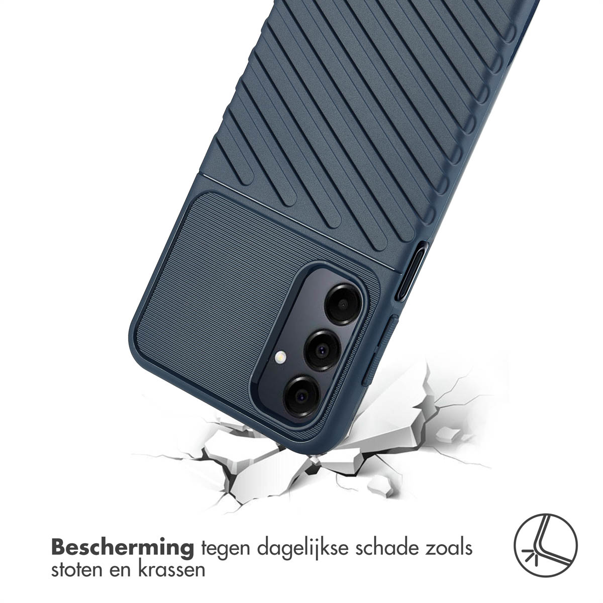 Blauwe telefoonhoes met schuine lijnen, telefoon erin. Scheuren rond het impactpunt. Witte achtergrond.
