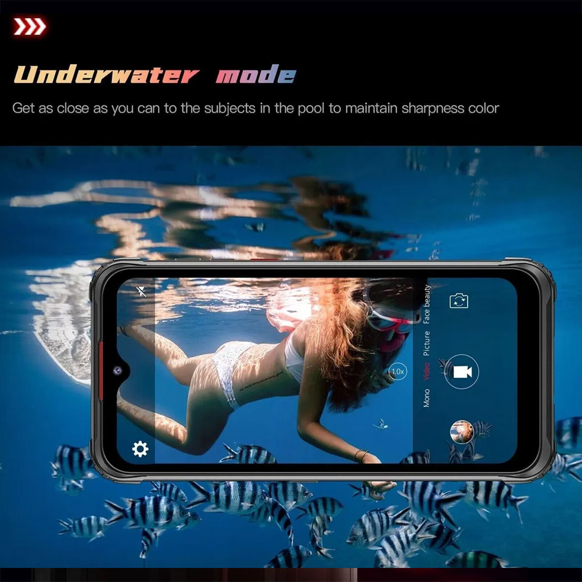 Eine Frau im Badeanzug unter Wasser, die mit einem Telefon fotografiert.