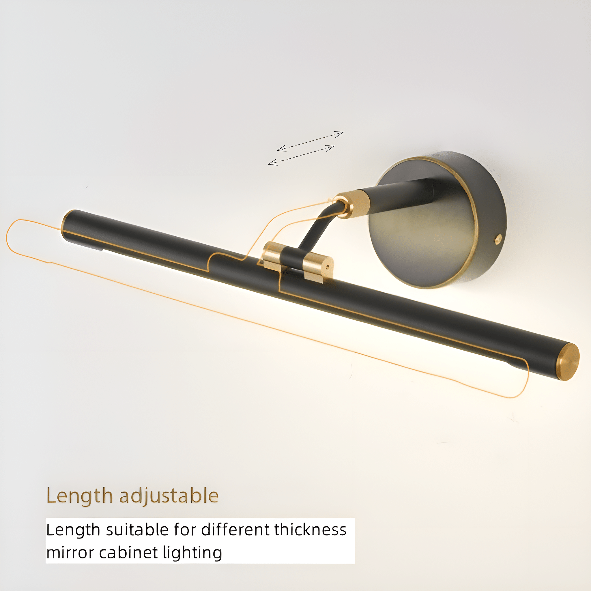 Eine schwarz-goldene Wandleuchte mit einem langen, verstellbaren Lichtbalken. Der Hintergrund ist weiß.