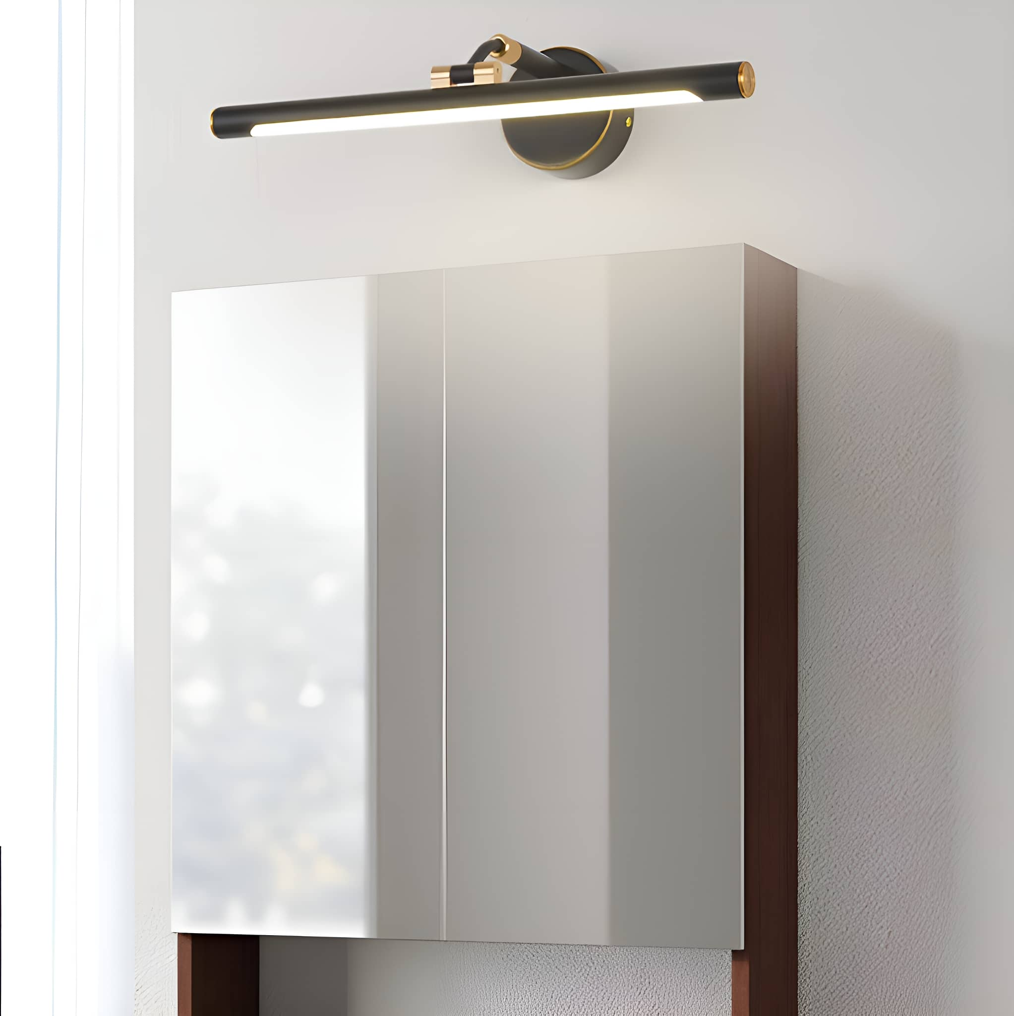 Badezimmerspiegelschrank mit einer Leuchte darüber, montiert an einer hellen Wand.