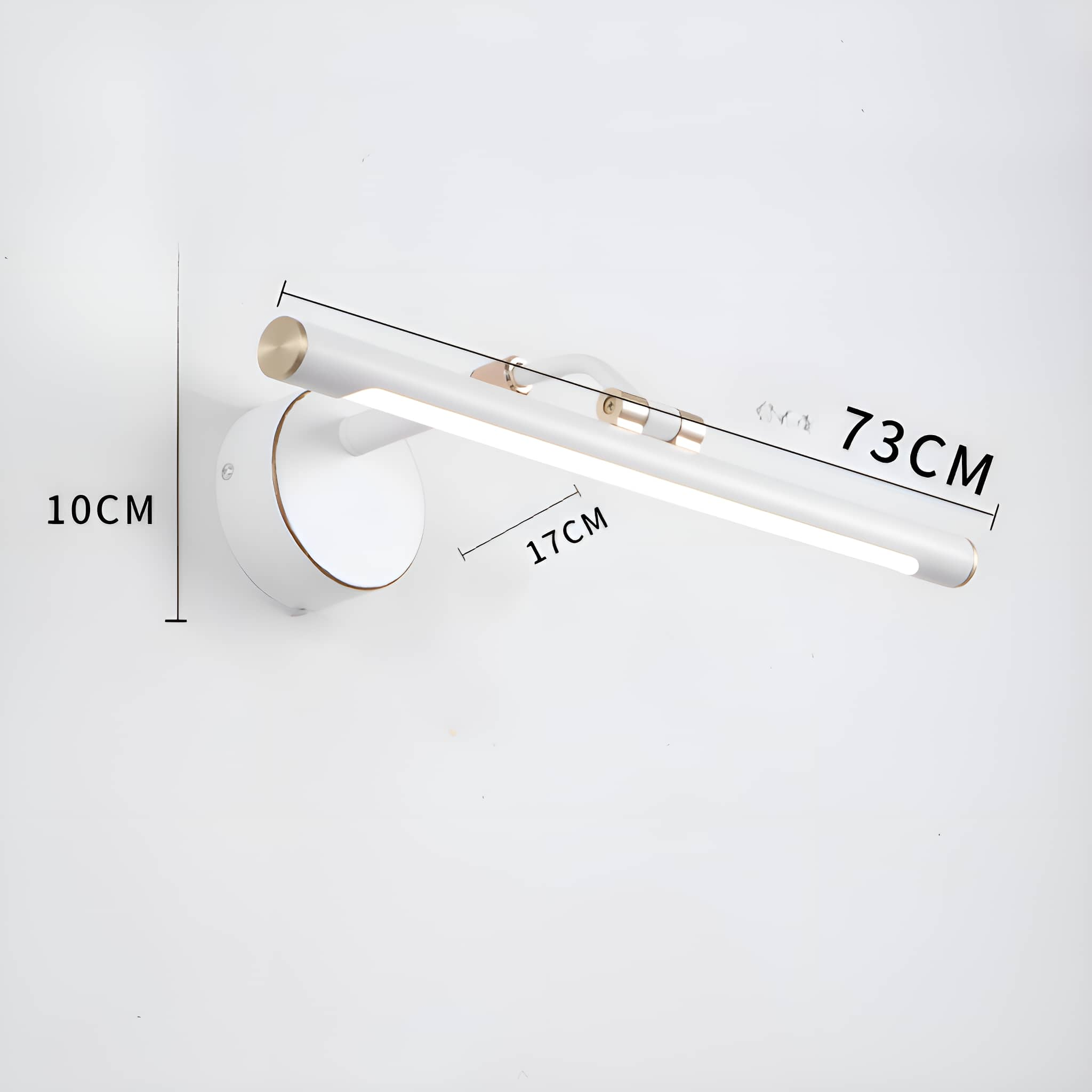 Weiße, wandmontierte Lampe mit goldenen Akzenten, Maße: 10cm, 17cm und 73cm.