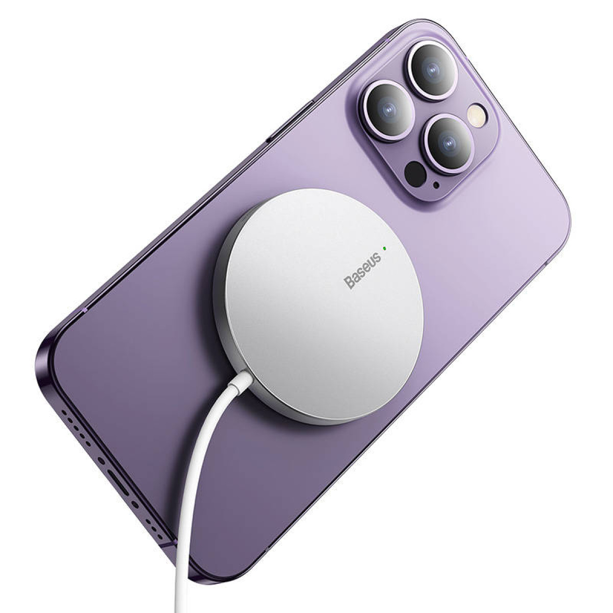 Telefon z fioletowym tyłem. Białe urządzenie ładujące jest przymocowane do tyłu.