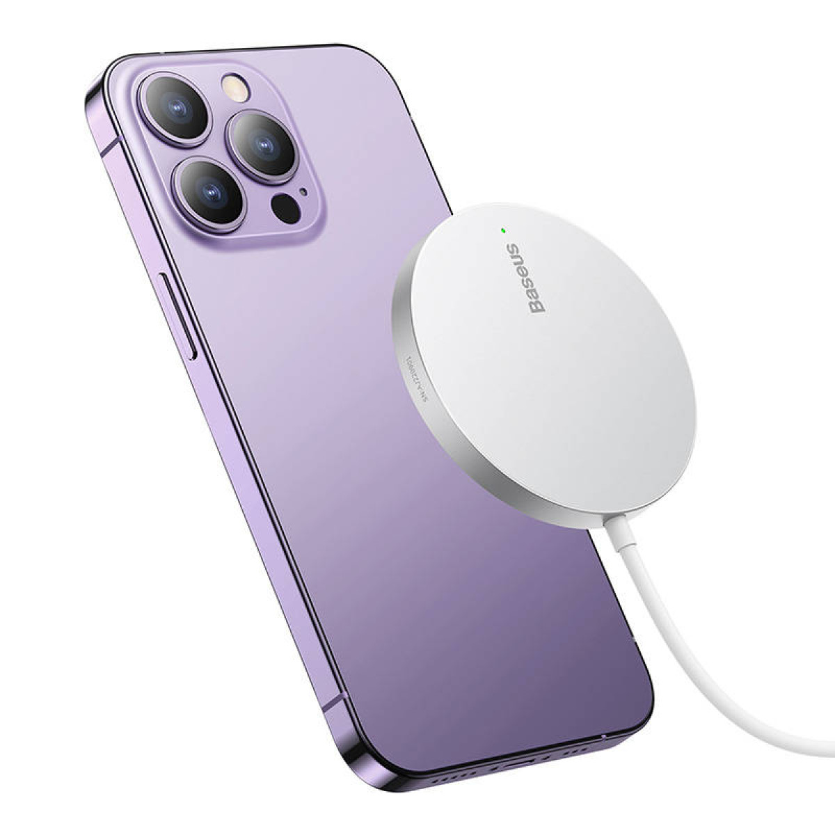 Telefon i biała okrągła ładowarka z kablem. Telefon jest fioletowy i ma wystającą kamerę.