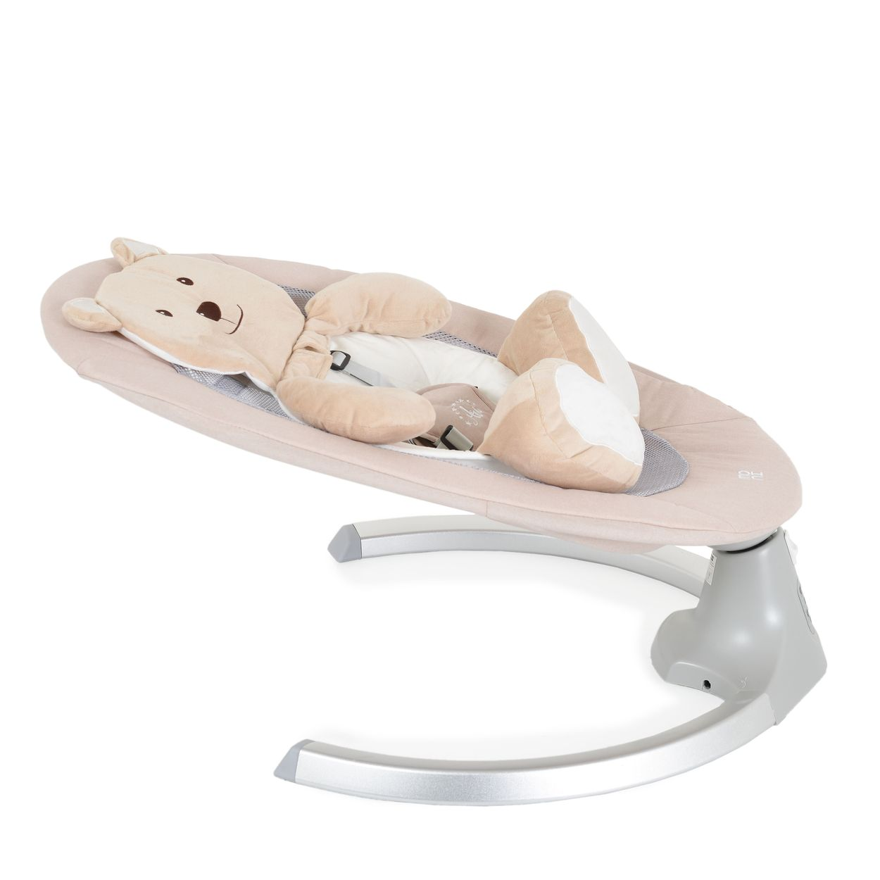 Ein Babywippe mit Teddybär-Kopfstütze, beigem Stoff und grauem Sockel. Weißer Hintergrund.
