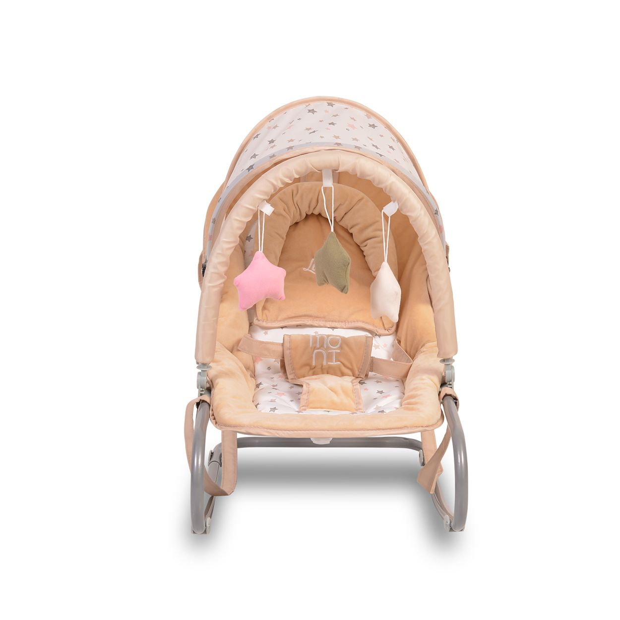 Eine Babywippe mit hängenden Spielzeugen, vor weißem Hintergrund.