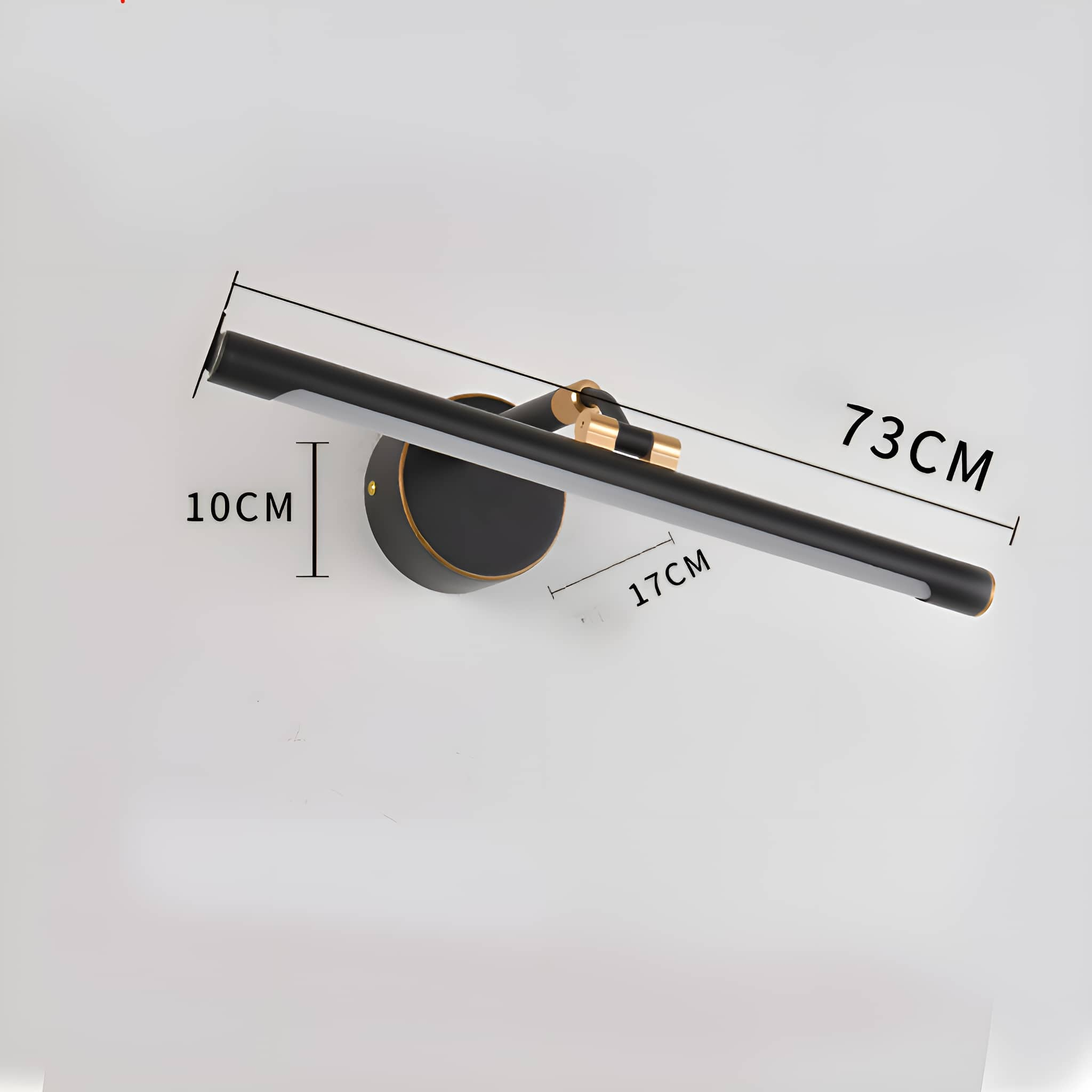 Schwarz-goldene Wandleuchte mit Maßen vor weißer Wand.