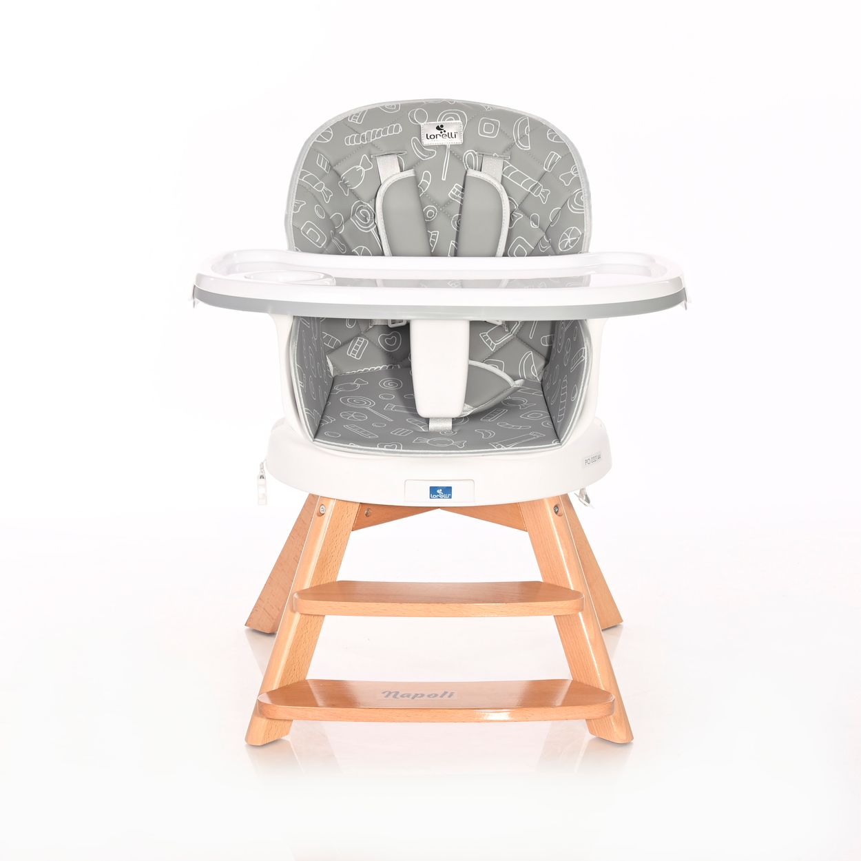 Una trona sobre patas de madera, con asiento y bandeja grises, sobre un fondo blanco.