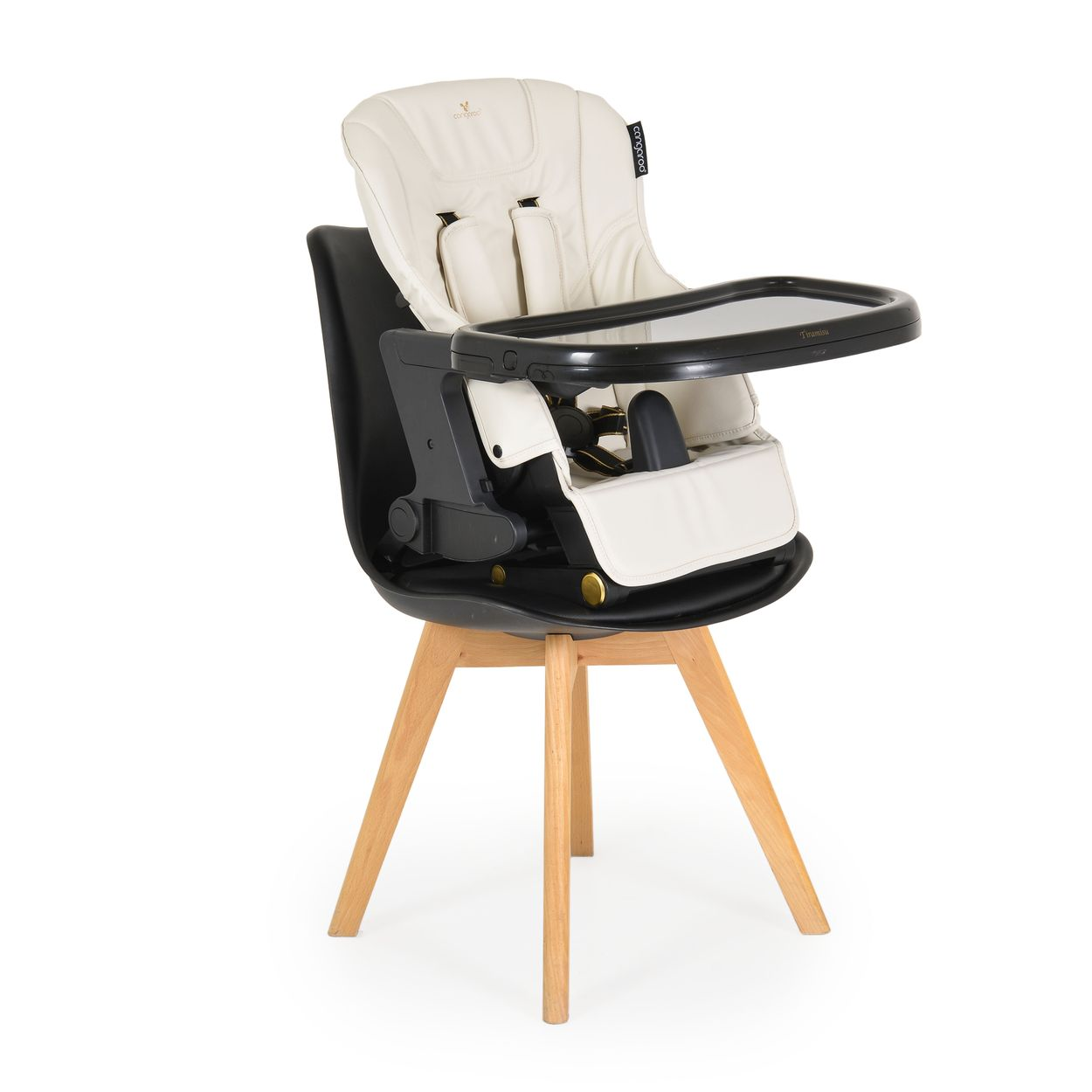 Cremefarbener Babyhochstuhl mit Tablett auf Holzbeinen. Der Stuhl hat einen schwarzen Sockel und Gurte.