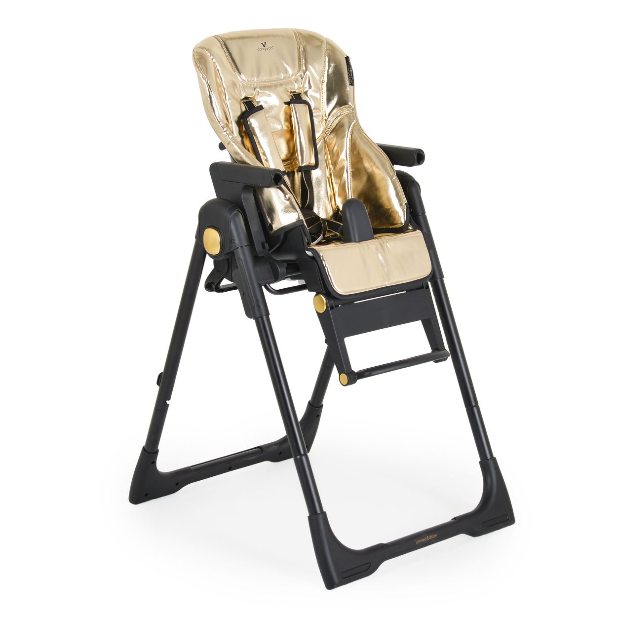 Ein goldfarbener Babyhochstuhl mit schwarzem Gestell, auf weißem Hintergrund. Der Sitz ist glänzend goldfarben.