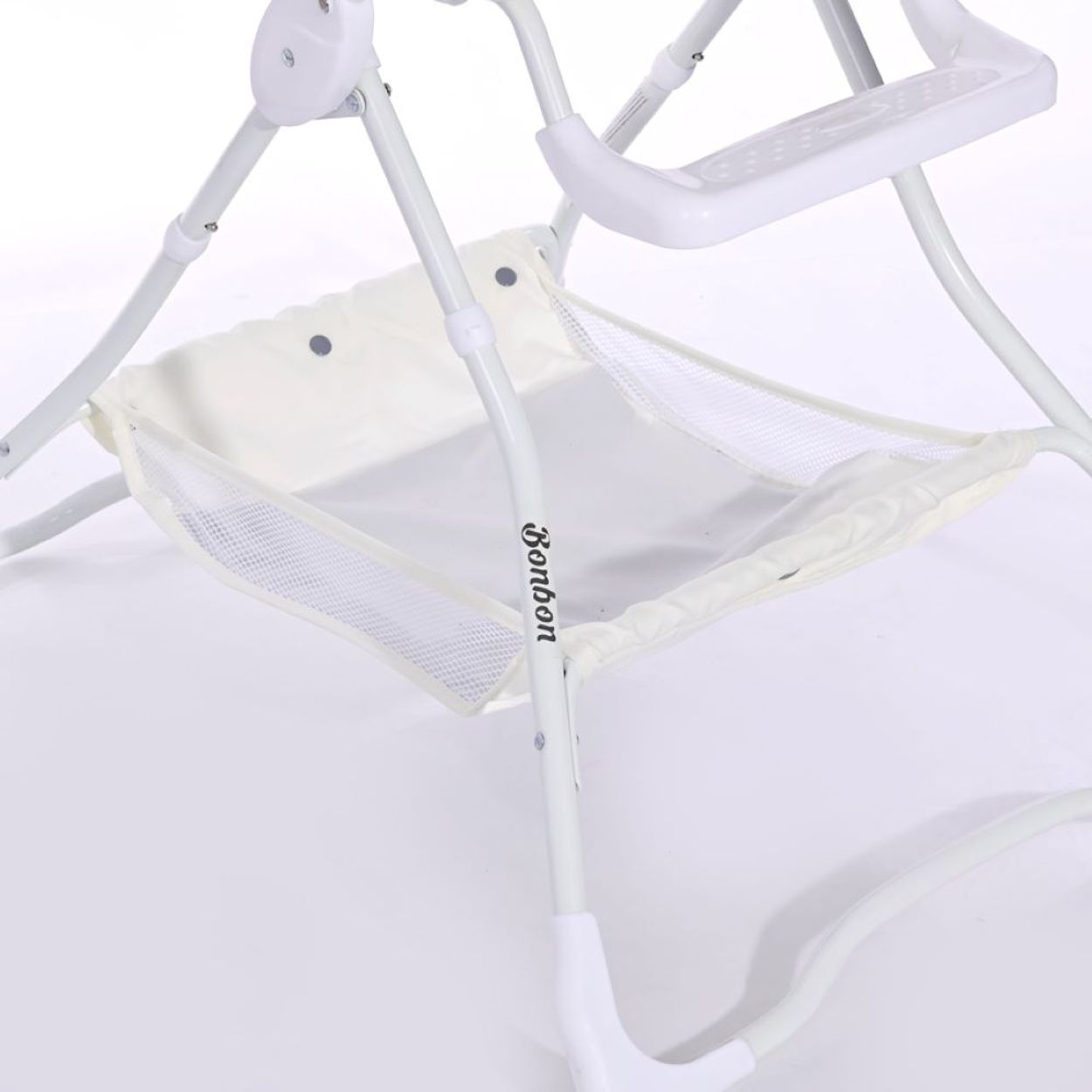 Ein weißes Babyschaukelgestell mit beigem Sitz. Das Wort 'Bonbon' ist auf dem Sitz aufgedruckt.