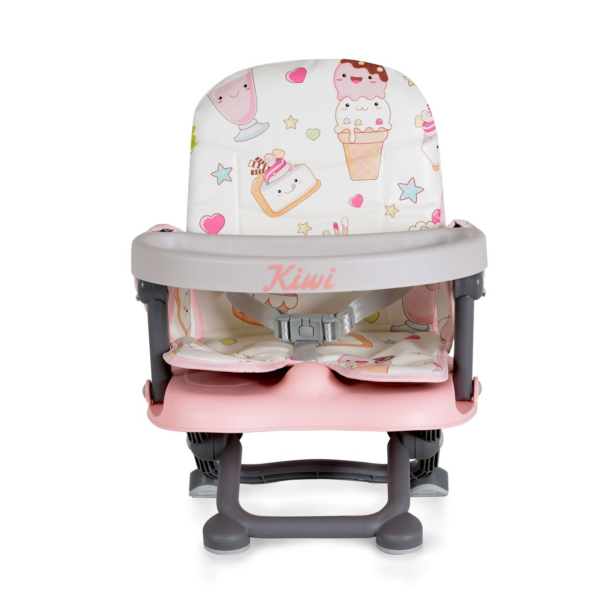 Ein rosa-grauer Hochstuhl mit einem bunten Dessertmuster auf dem Sitz.