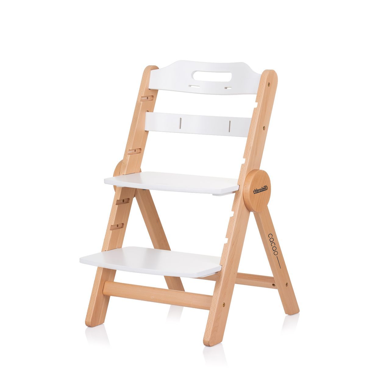 Ein weißer Hochstuhl aus Holz mit verstellbaren Höheneinstellungen und schlichtem Design.