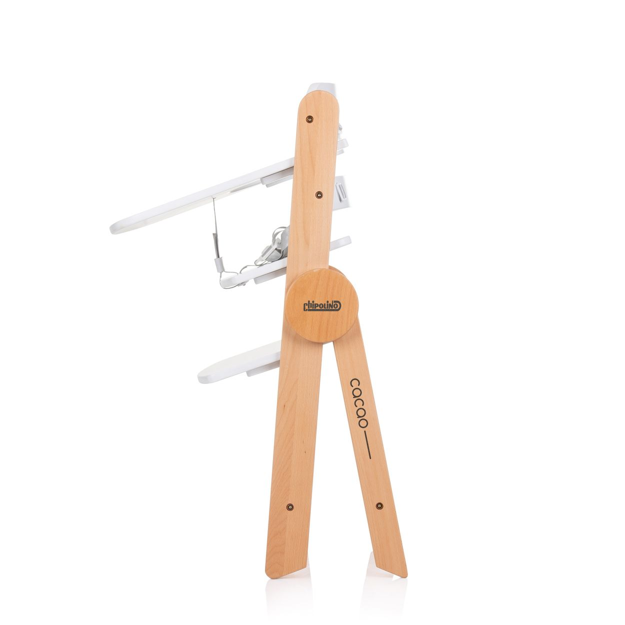 Ein hölzerner Hochstuhl mit weißem Sitz und Tablett. Er steht auf weißem Hintergrund.