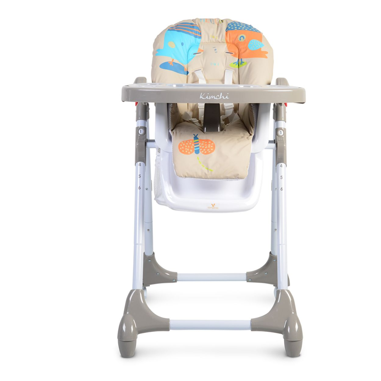 Ein Babyhochstuhl mit gemustertem Sitz. Er steht auf weißem Hintergrund.