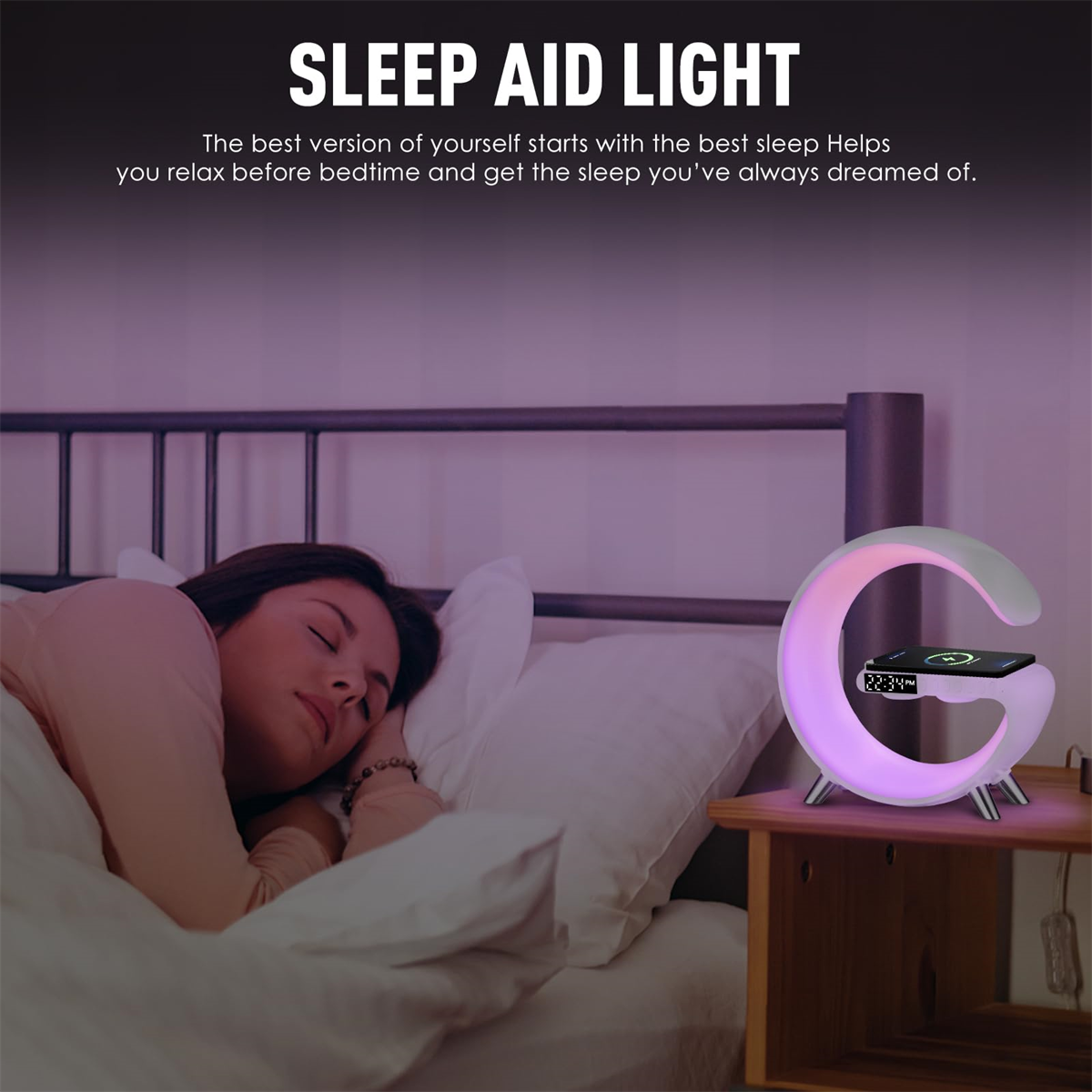 Frau im Bett mit Schlafhilfe-Licht. Das Licht ist C-förmig, mit Ladepad.