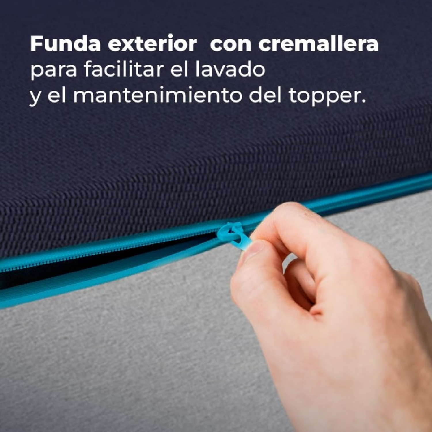 Una mano cierra una cremallera azul en un cojín azul y marino. Texto en español presente.