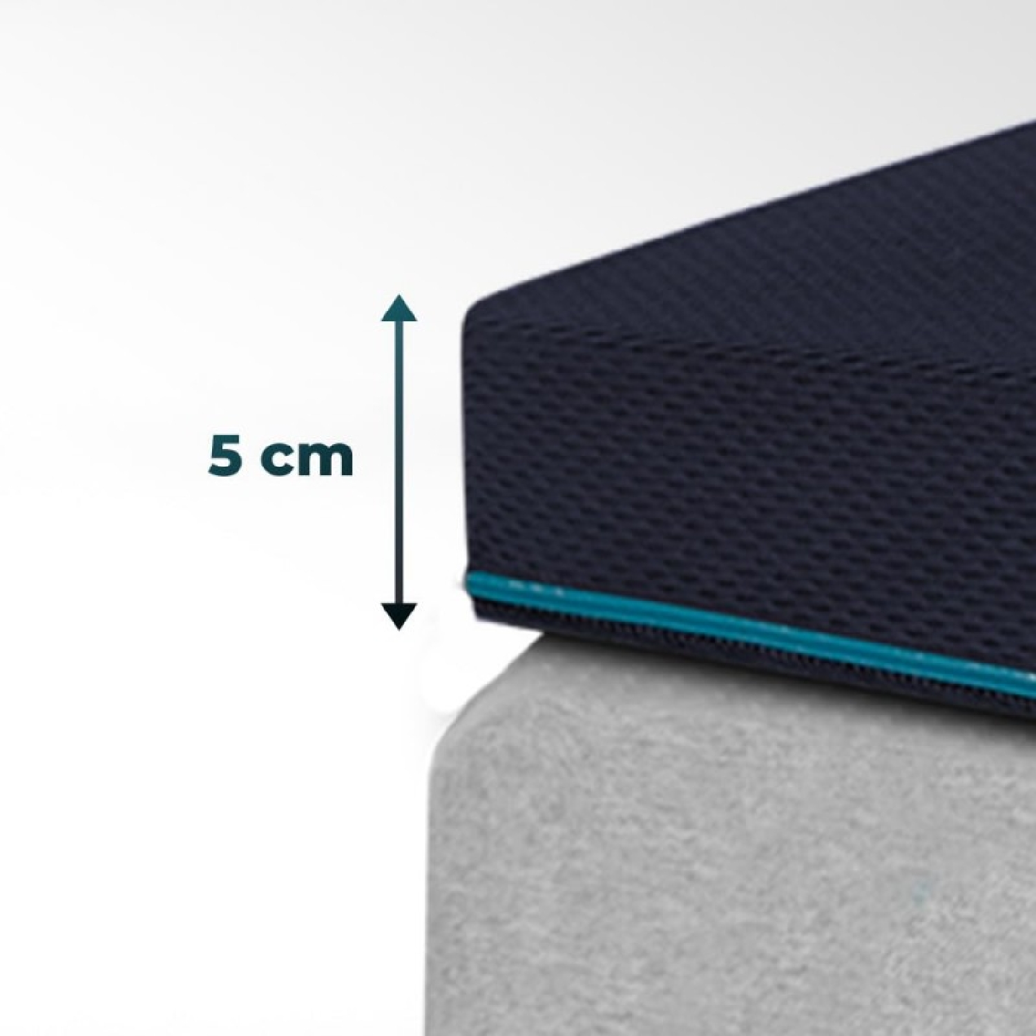 Primer plano de un colchón azul con una etiqueta de 5 cm. El colchón tiene una parte superior azul marino y una base gris.