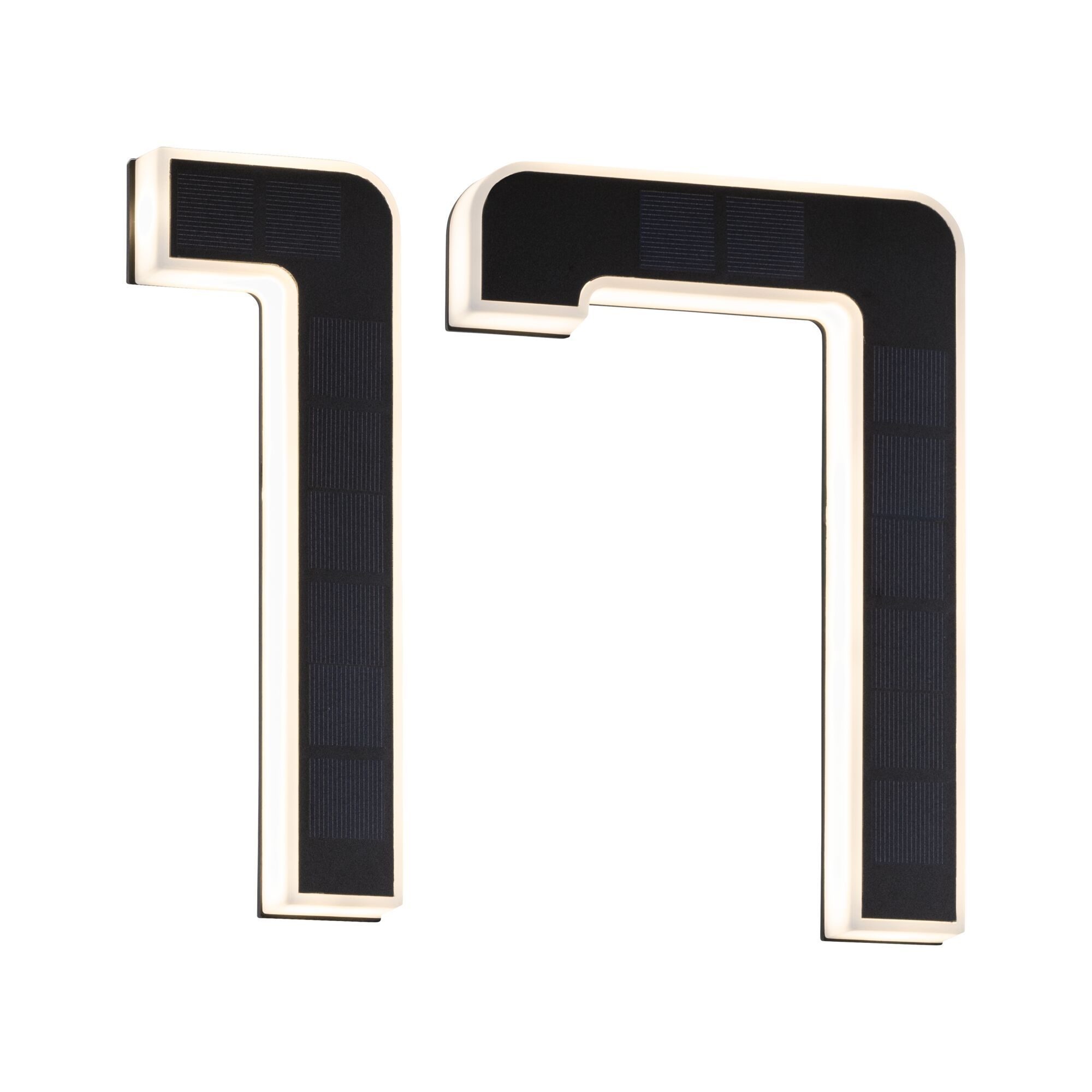 Dwie czarne lampy solarne w kształcie litery L. Mają czarne panele słoneczne i białe światła.