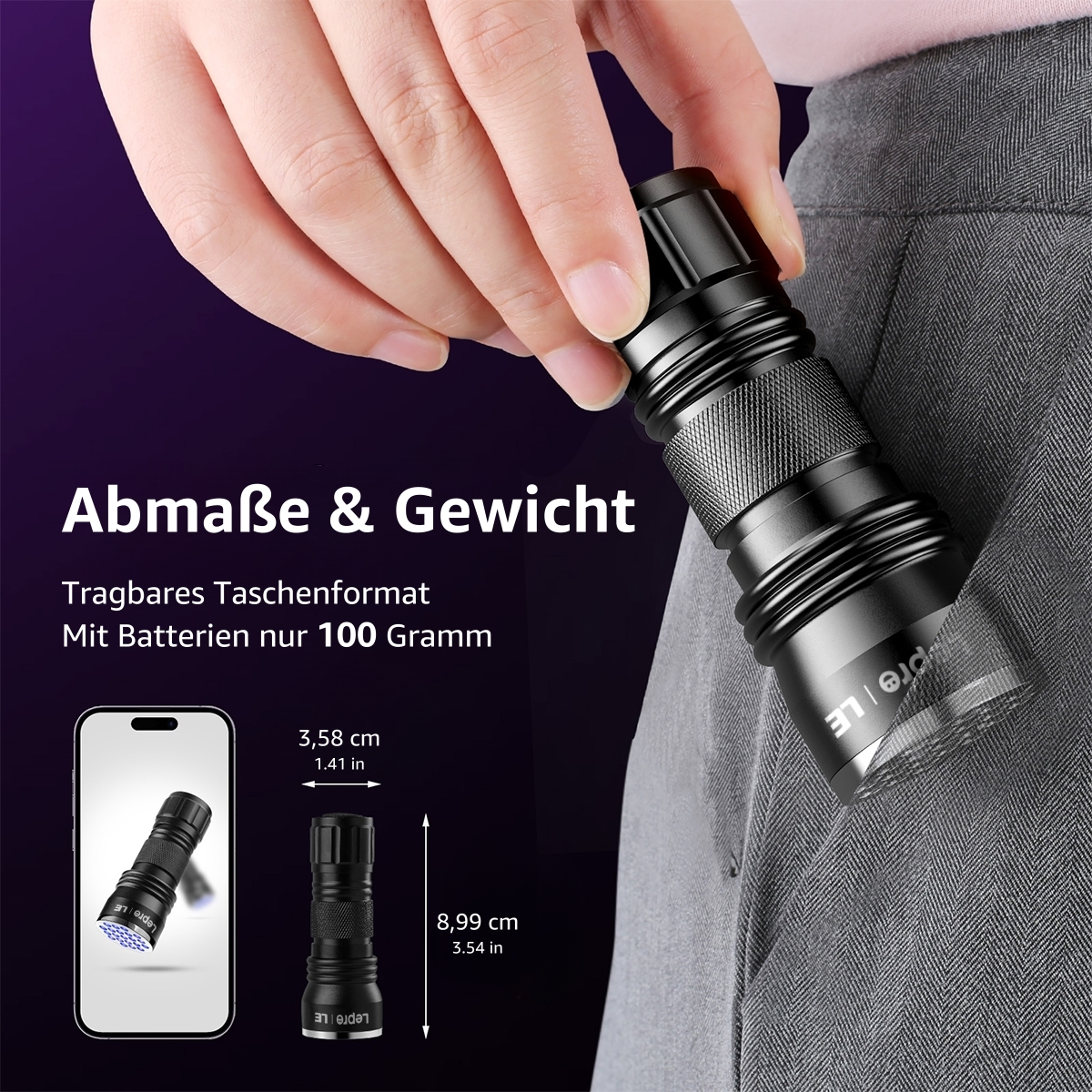 Person hält eine schwarze Taschenlampe, mit Maß- und Gewichtsangaben, auf grauem Hintergrund.