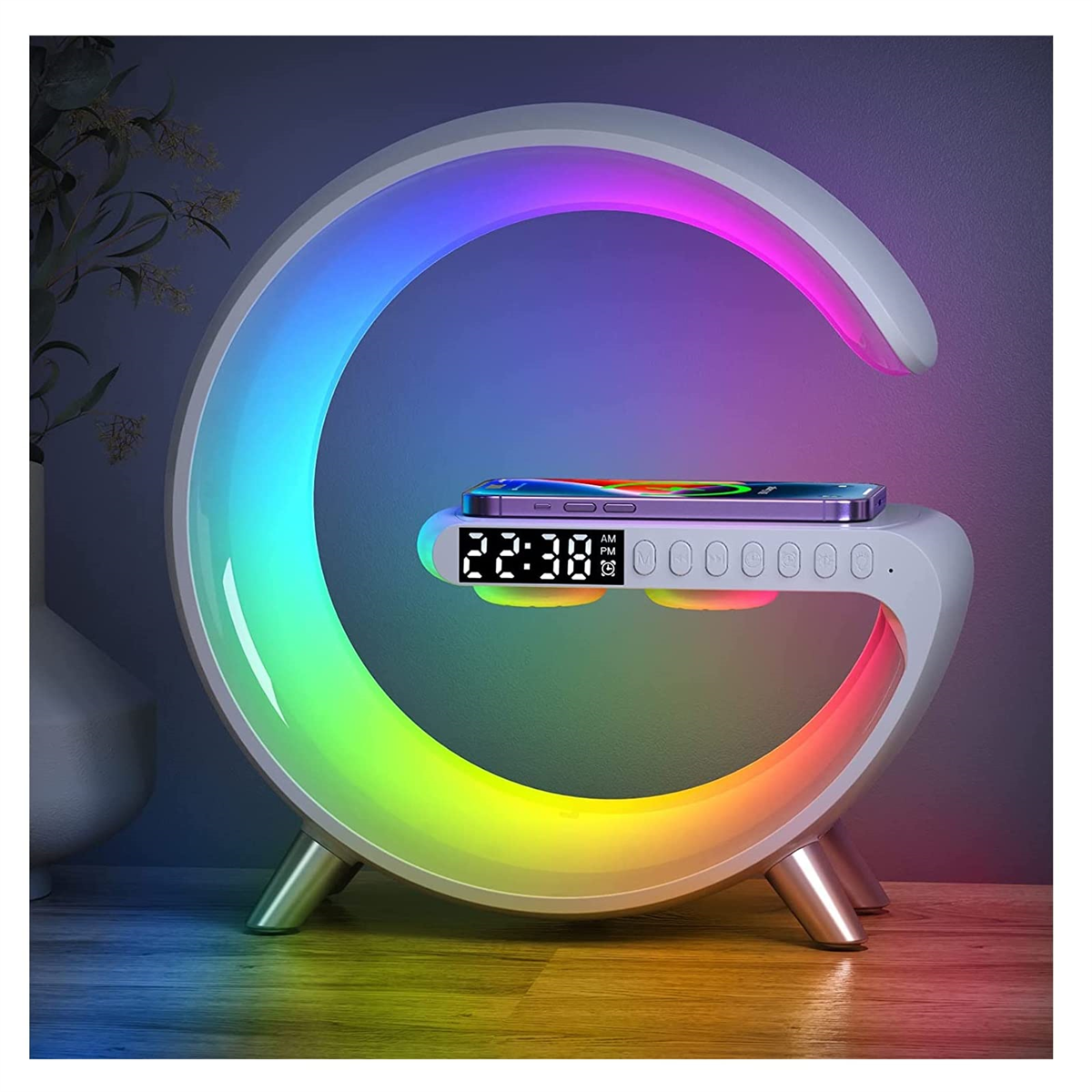 Eine moderne Lampe mit geschwungenem Design und Regenbogen-Lichteffekt. Ein Telefon liegt auf einer Ladestation. Der Hintergrund ist dunkel.