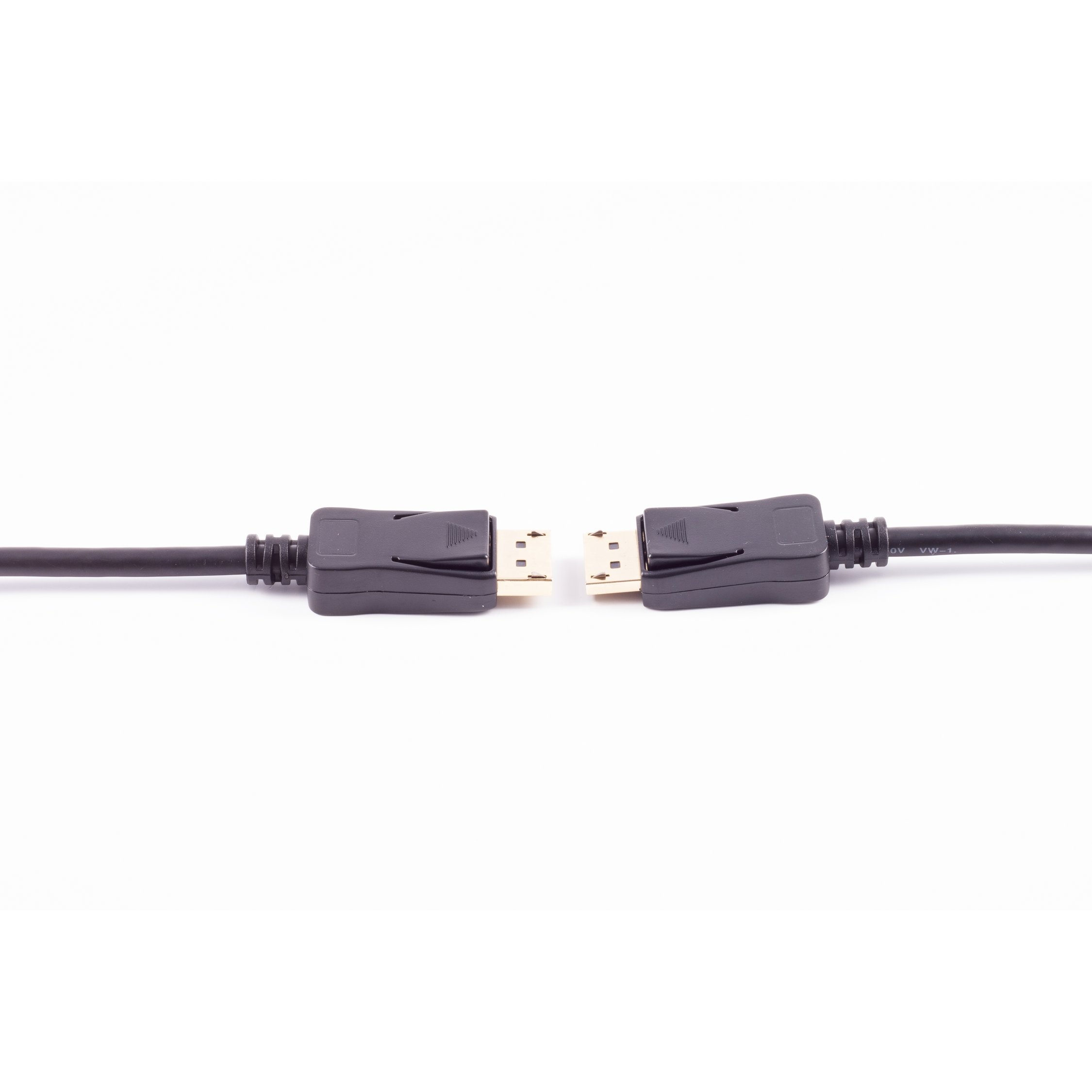 Zwei schwarze DisplayPort-Kabel, die verbunden sind, vor weißem Hintergrund.