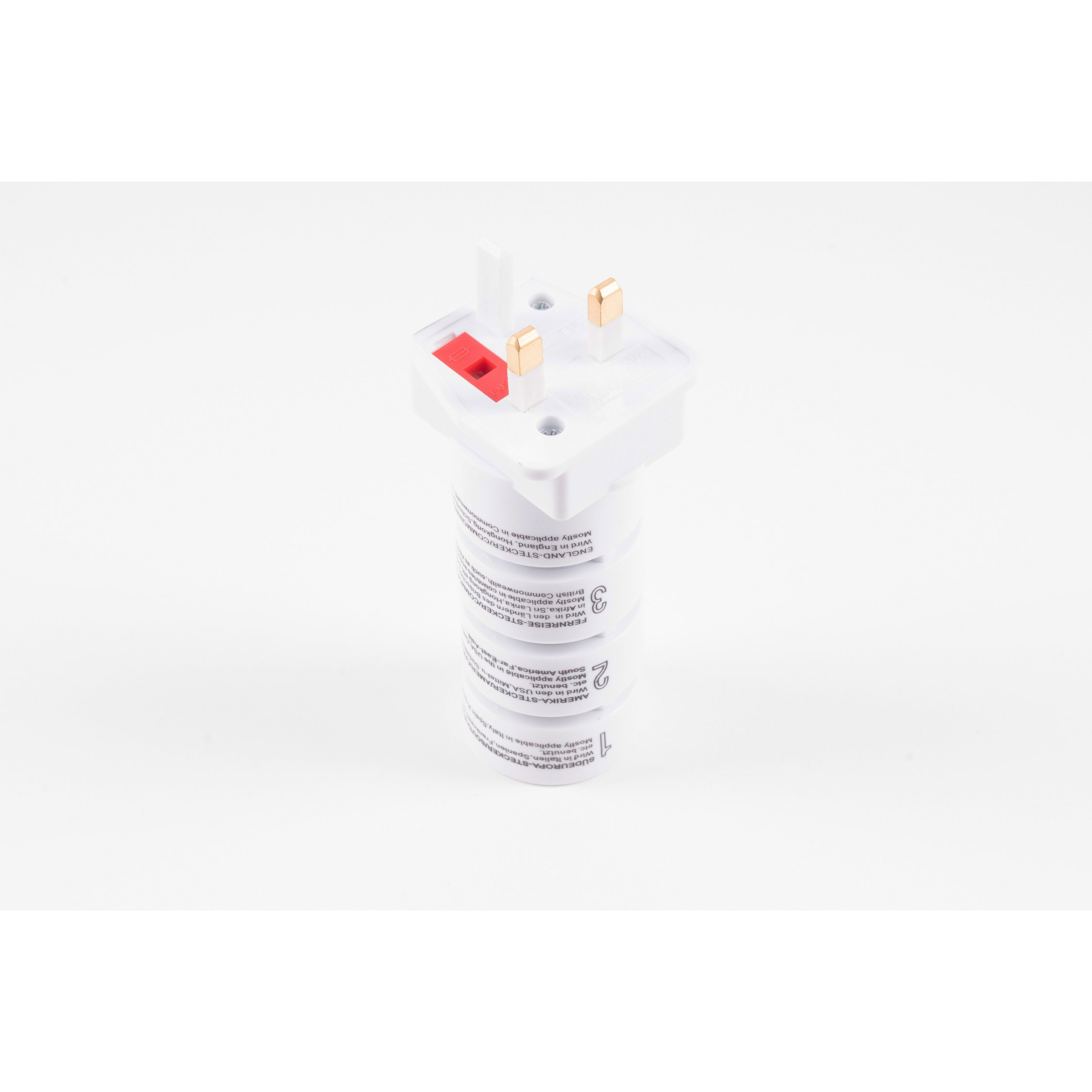 Weißer Adapterstecker mit rotem Knopf, weißer Hintergrund. Nahaufnahme.