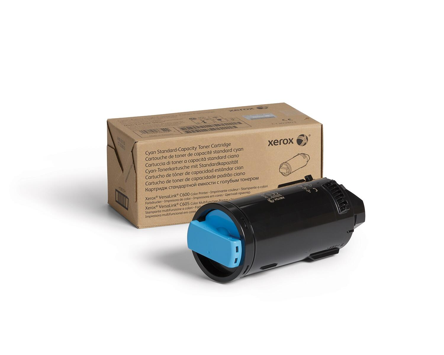 Kaseta z tonerem Xerox w pudełku. Kaseta jest czarna i niebieska. Białe tło.