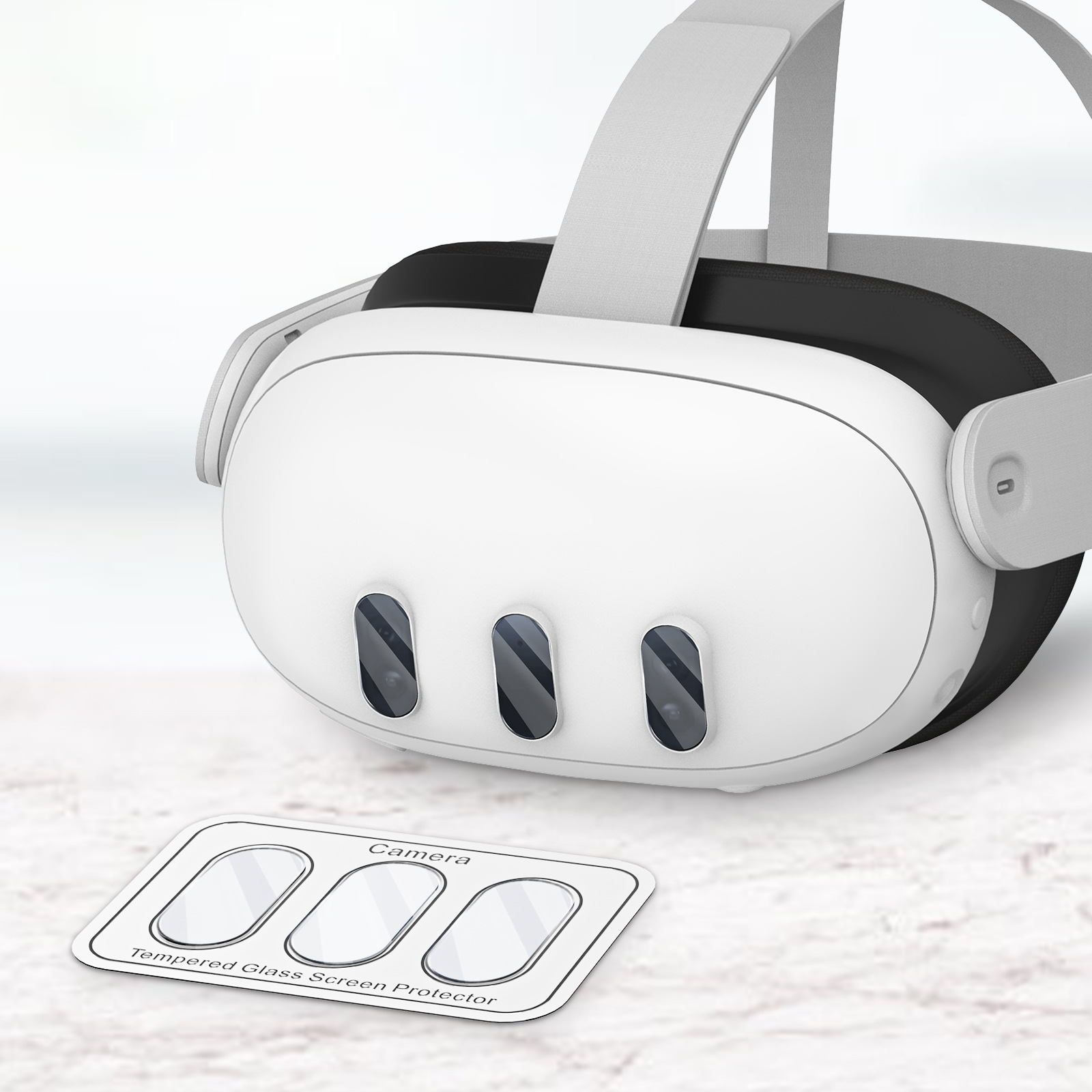 Weißes VR-Headset mit schwarzem Riemen und Linsen. Darunter befindet sich auch eine Displayschutzfolie.