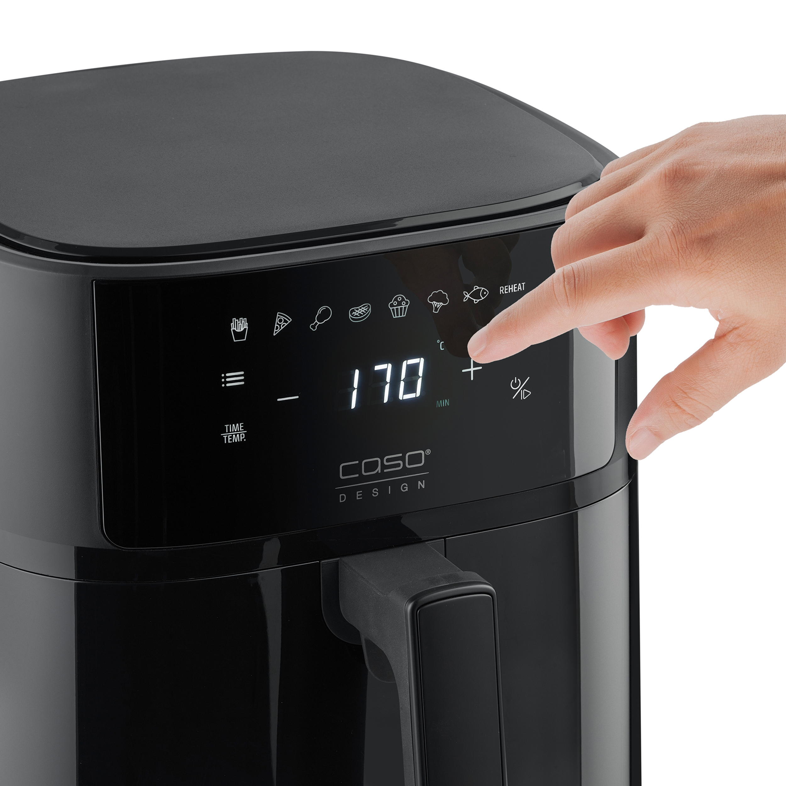 Friggitrice ad aria nera con display digitale. Una mano tocca il pulsante più.