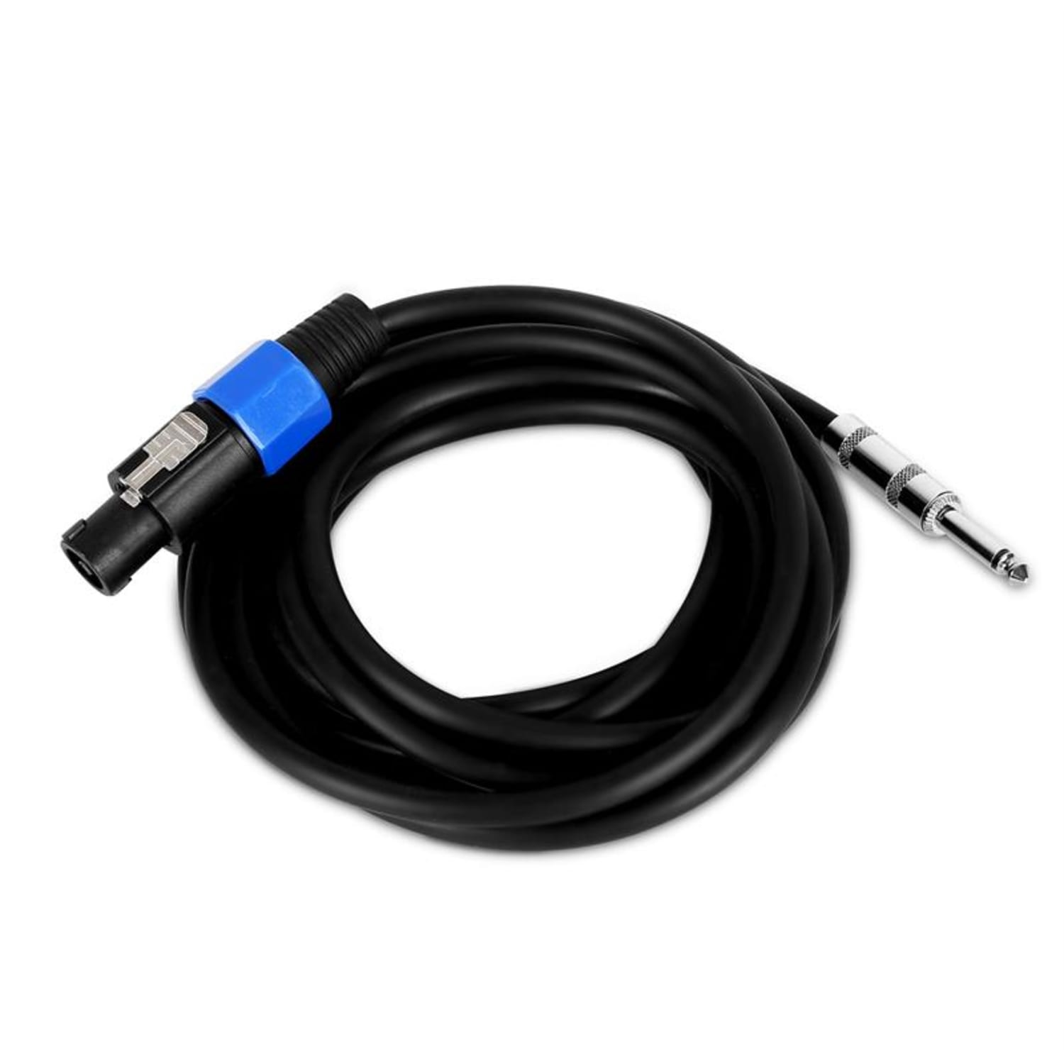 Schwarzes Audiokabel mit blauen und silbernen Steckern. Weißer Hintergrund.