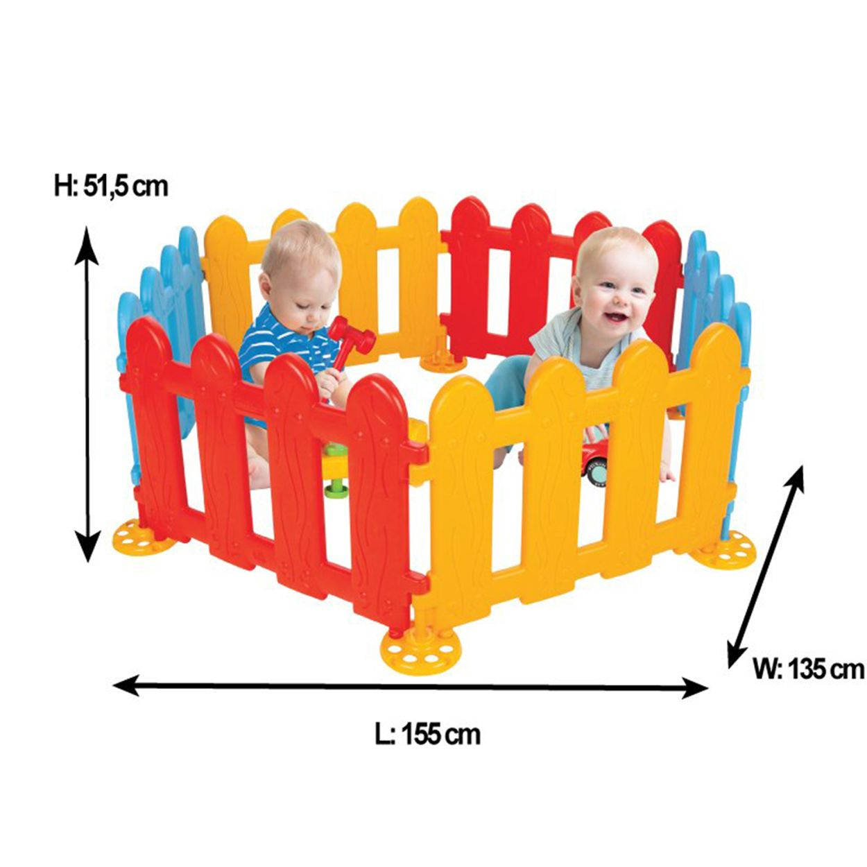 Zwei Babys in einem bunten, eingezäunten Spielbereich mit Maßen.