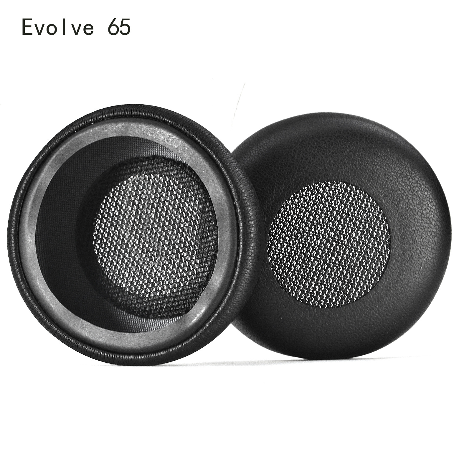 Dwie czarne poduszki nauszne do słuchawek z siateczkowym wnętrzem. Białe tło.