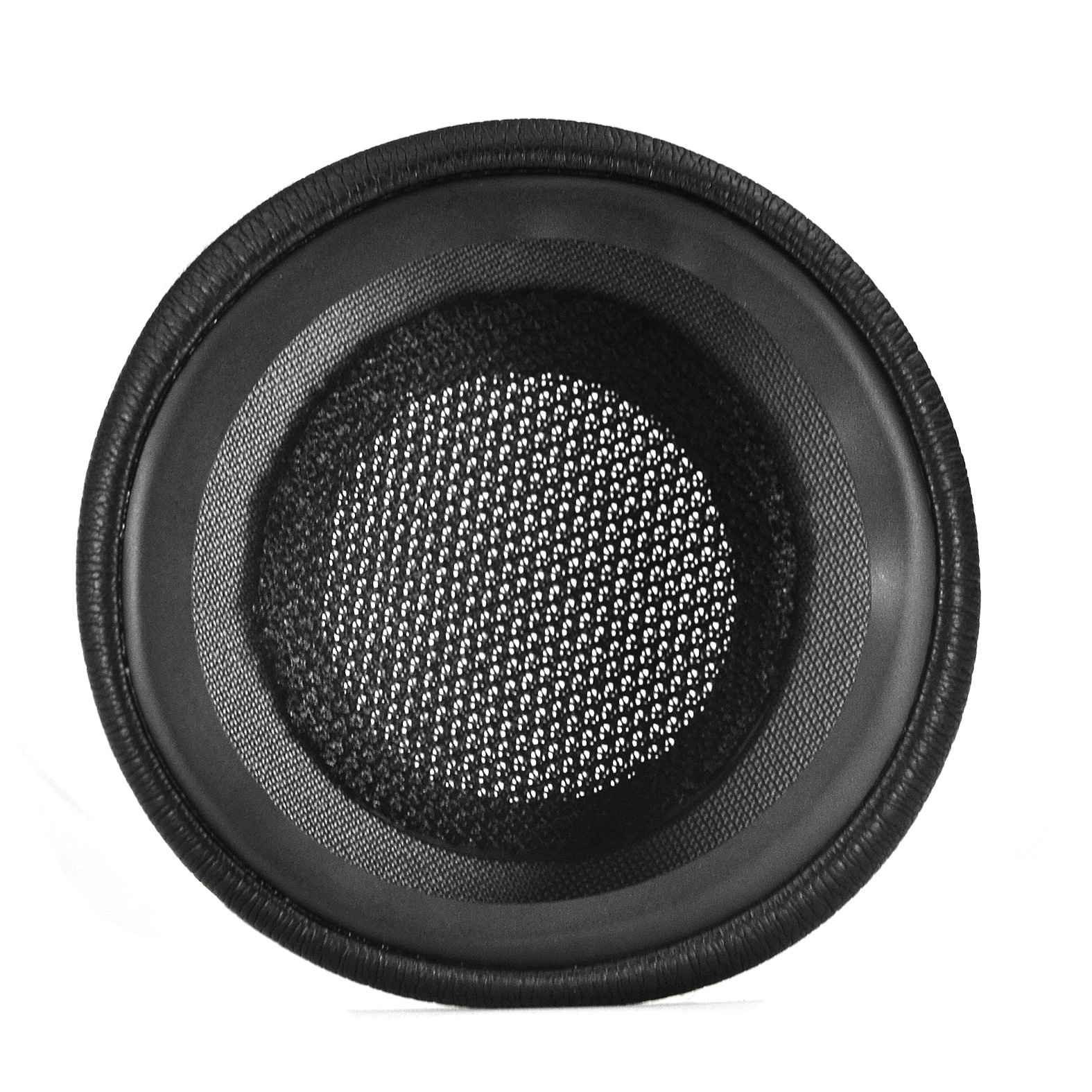 Poduszka nauszna do słuchawek. Jest okrągła z siatkowym wnętrzem. Jest na białym tle.