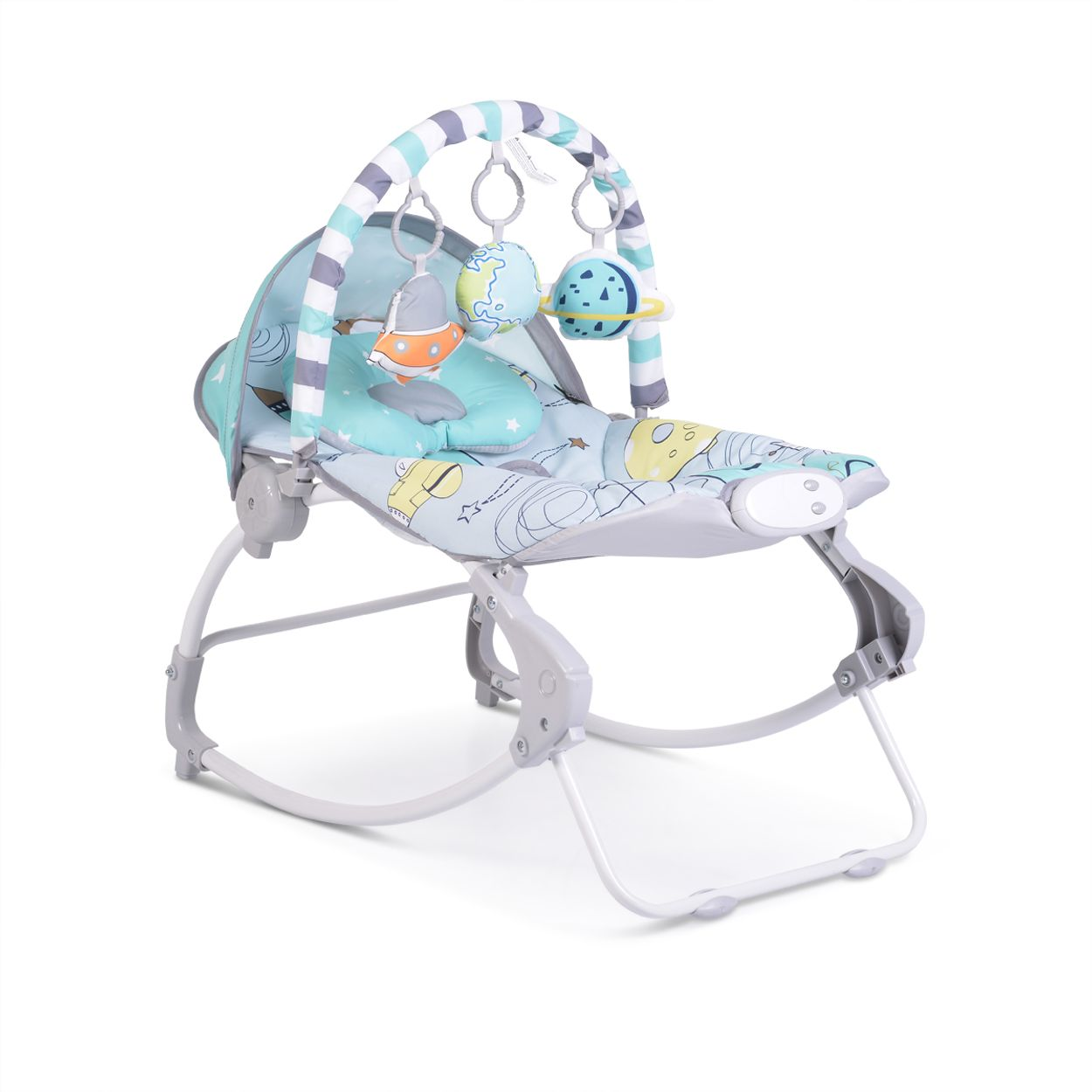 Eine Babywippe mit Spielzeug, in farbenfrohem Design, auf weißem Hintergrund. Sie hat eine Schaukelbasis.
