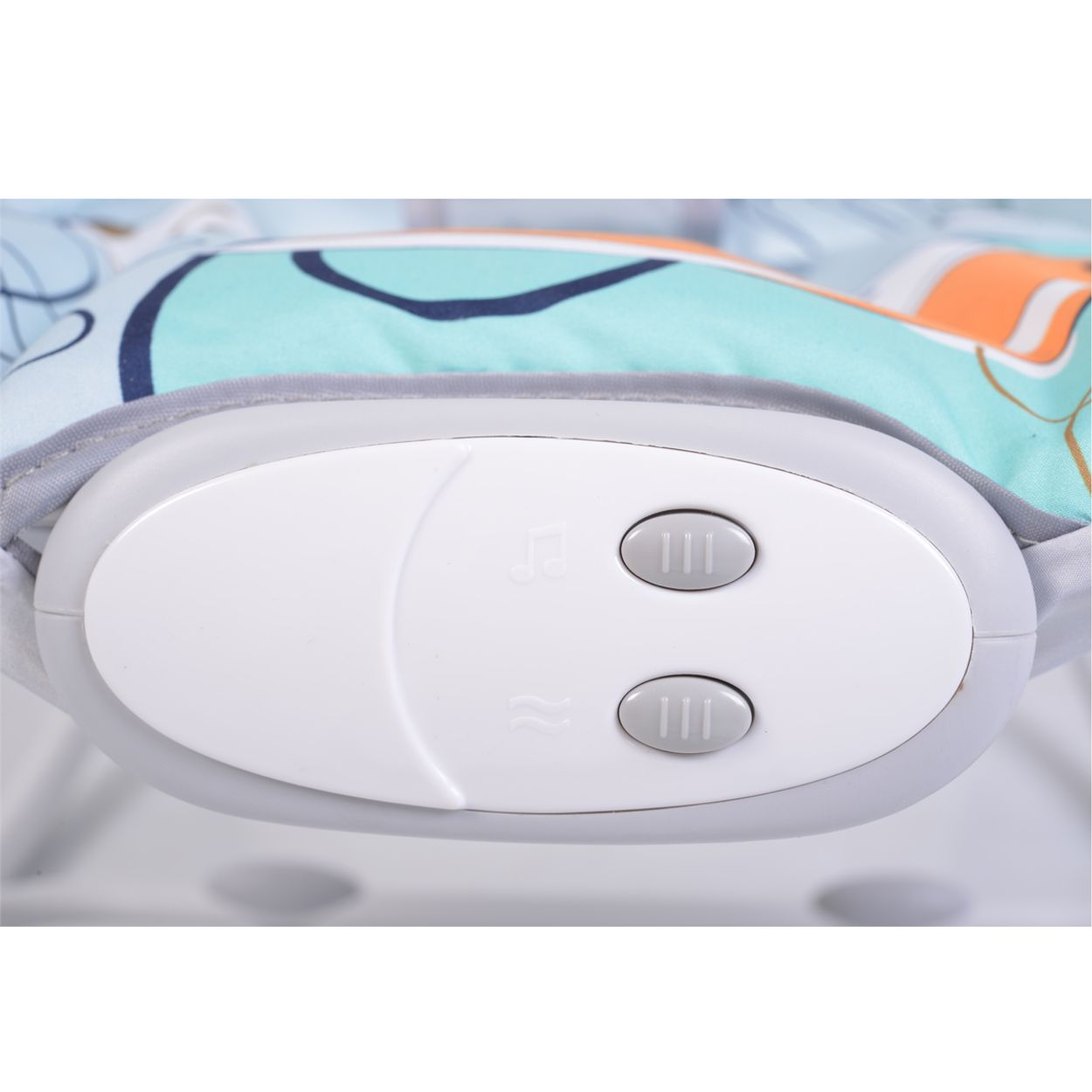 Nahaufnahme eines weißen Bedienfelds an einer Babyschaukel mit Musik- und Wellensymboltasten.