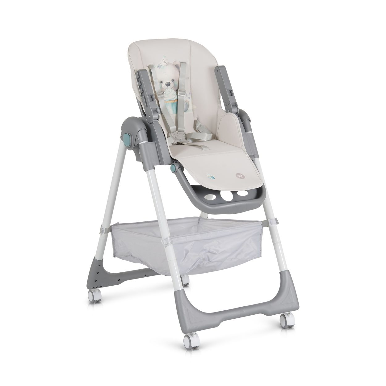 Ein weißer Babyhochstuhl. Er hat ein Tablett, ein Bärenmuster auf dem Sitz und einen Korb.