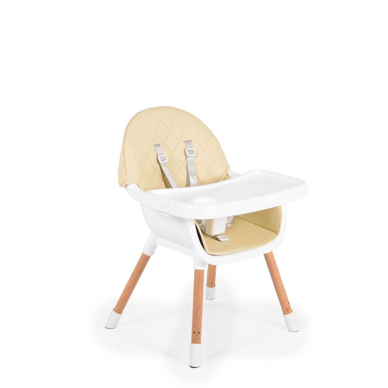 Ein Babyhochstuhl mit gelbem Sitzkissen und Tablett auf Holzbeinen.