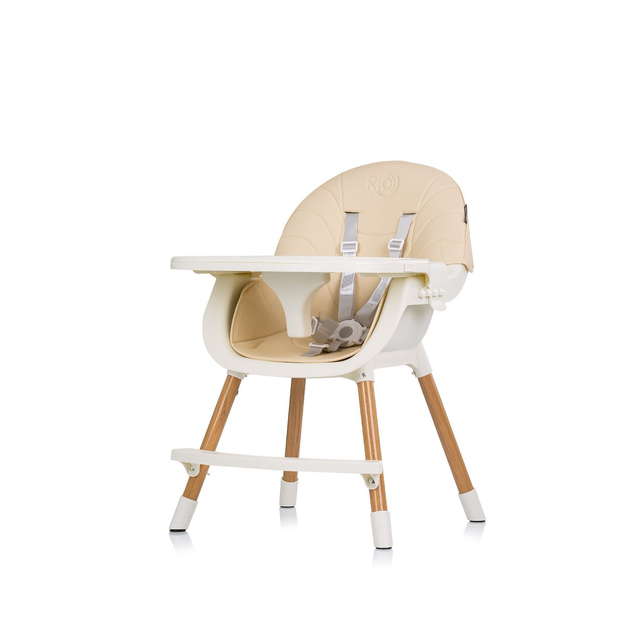 Ein Babyhochstuhl mit beigem Sitz und hellen Holzbeinen, auf weißem Hintergrund.