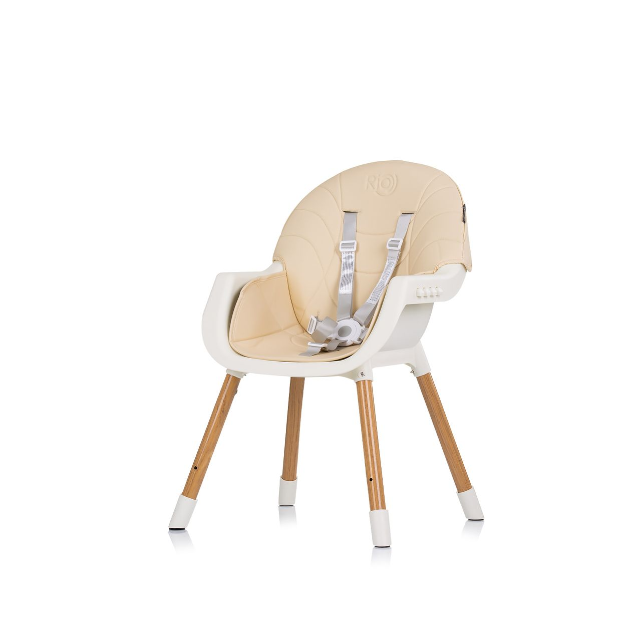 Ein weißer und beigefarbener Hochstuhl für ein Baby. Er hat Holzbeine und einen cremefarbenen Sitz.