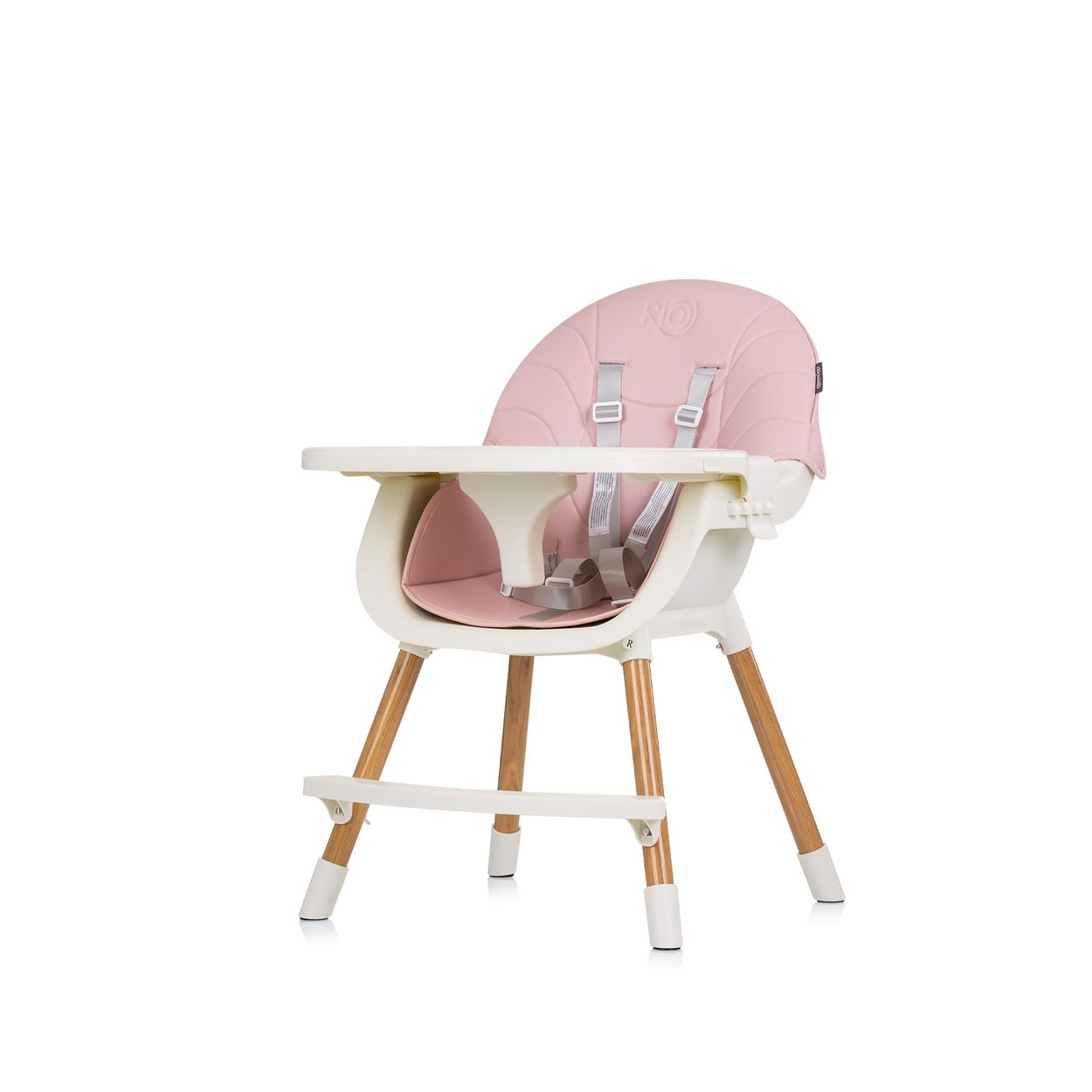 Rosa Babyhochstuhl mit Holzbeinen und weißem Tablett, auf weißem Hintergrund.