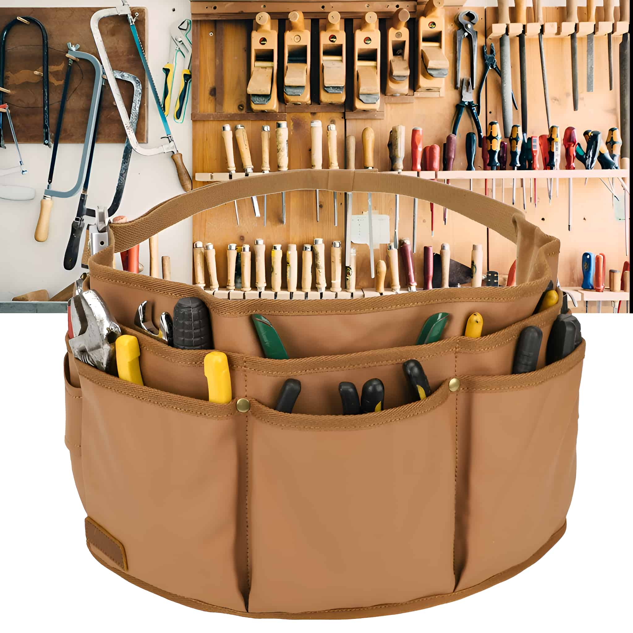 Braune Werkzeugtasche mit verschiedenen Werkzeugen, platziert vor einer Werkzeugwand.