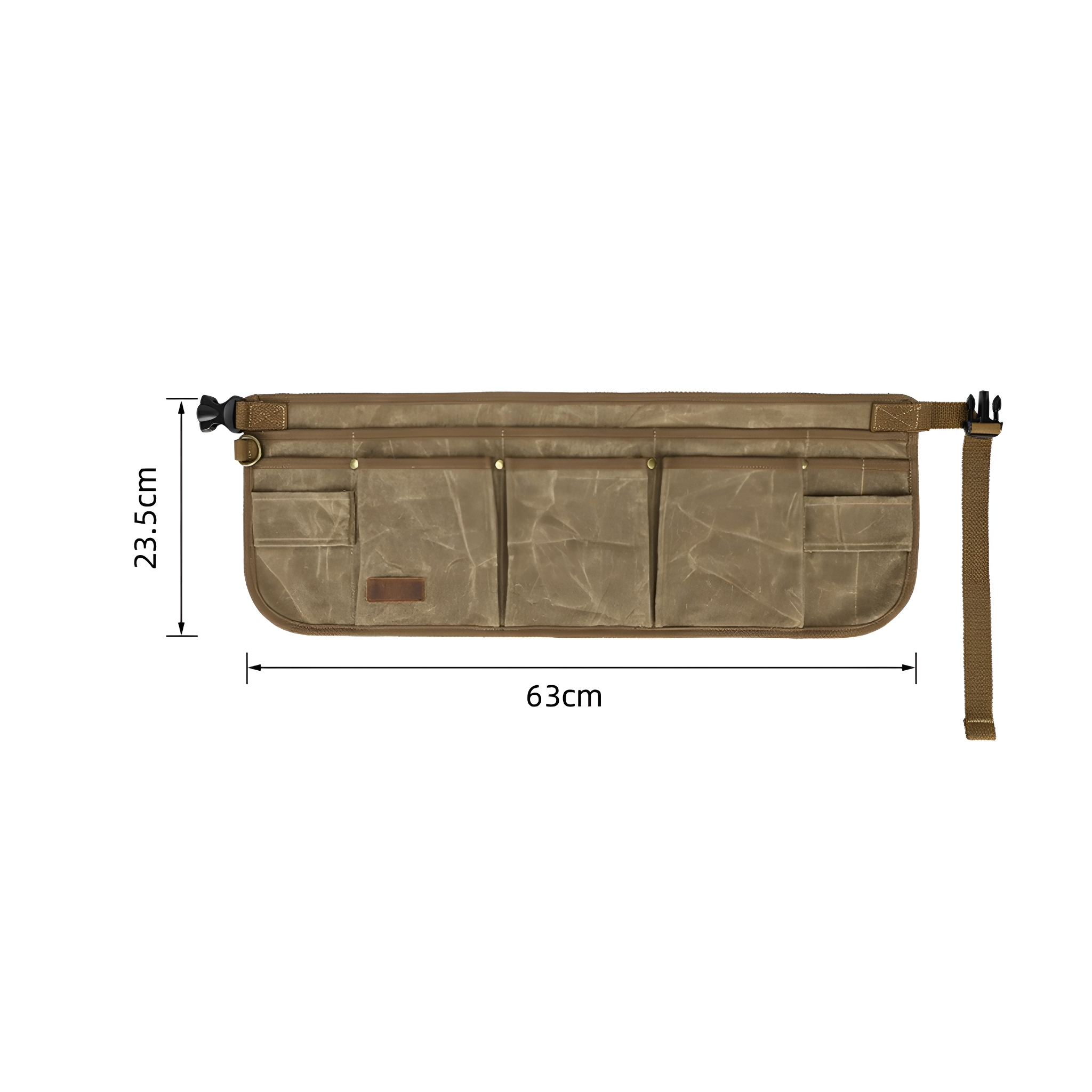 Eine braune Schürze mit mehreren Taschen, Schnalle und Maßen, liegt auf weißem Hintergrund.