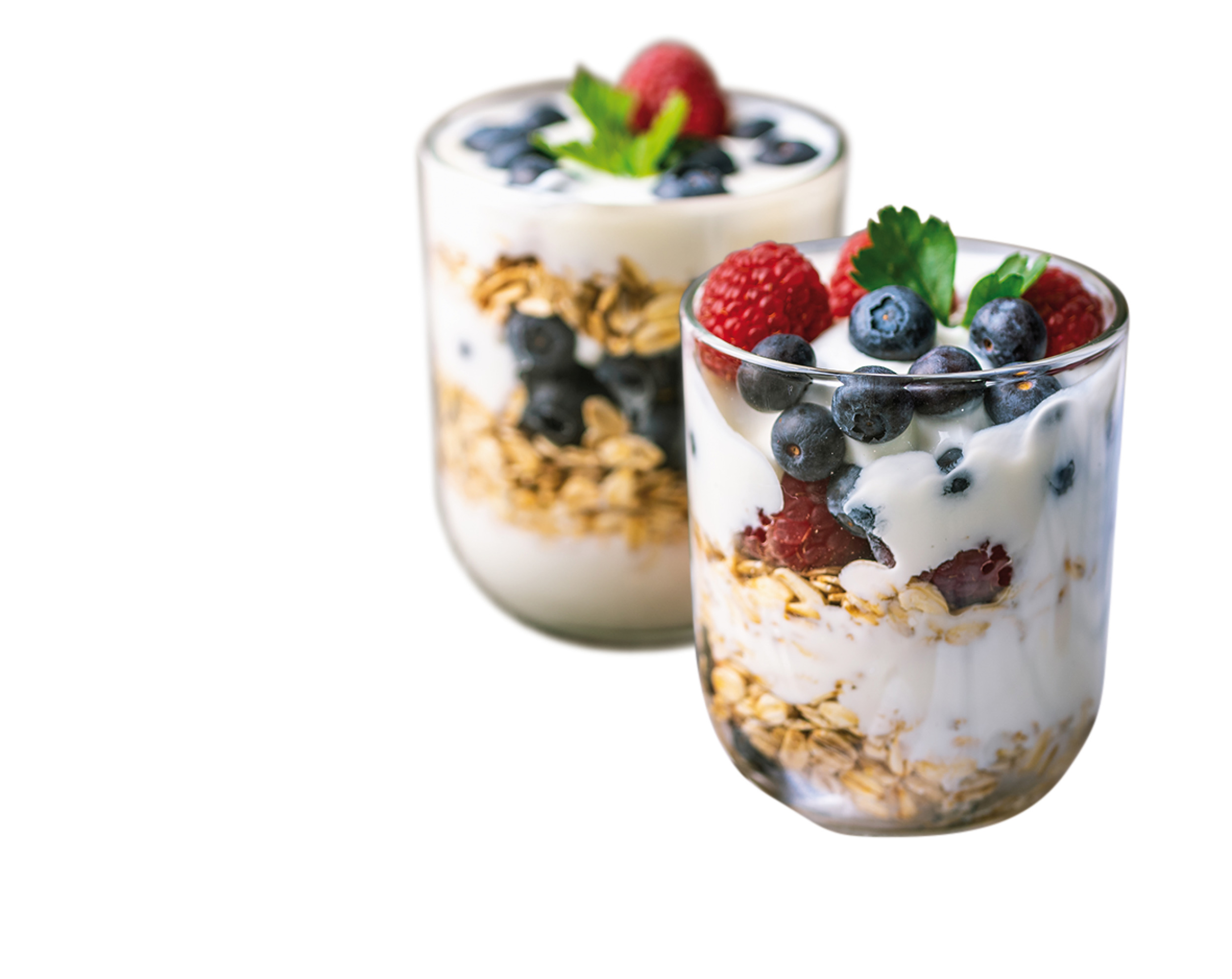 Zwei Gläser Joghurt mit Müsli, Blaubeeren und Himbeeren. Weißer Hintergrund.