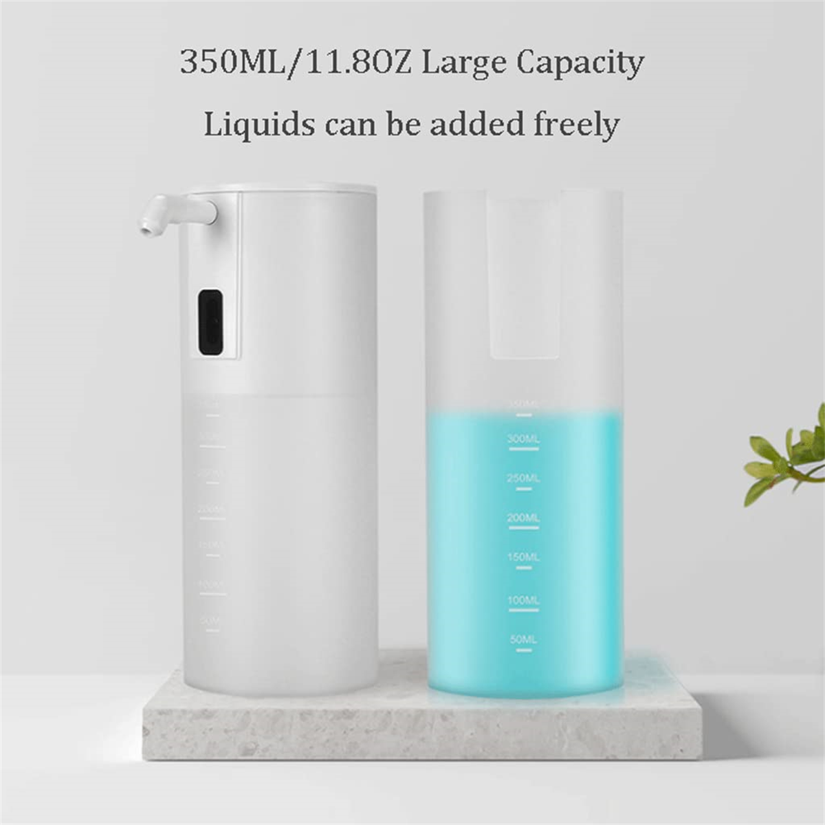 Weiße und blaue Flüssigkeitsspender mit Messungen, Fassungsvermögen 350ml.