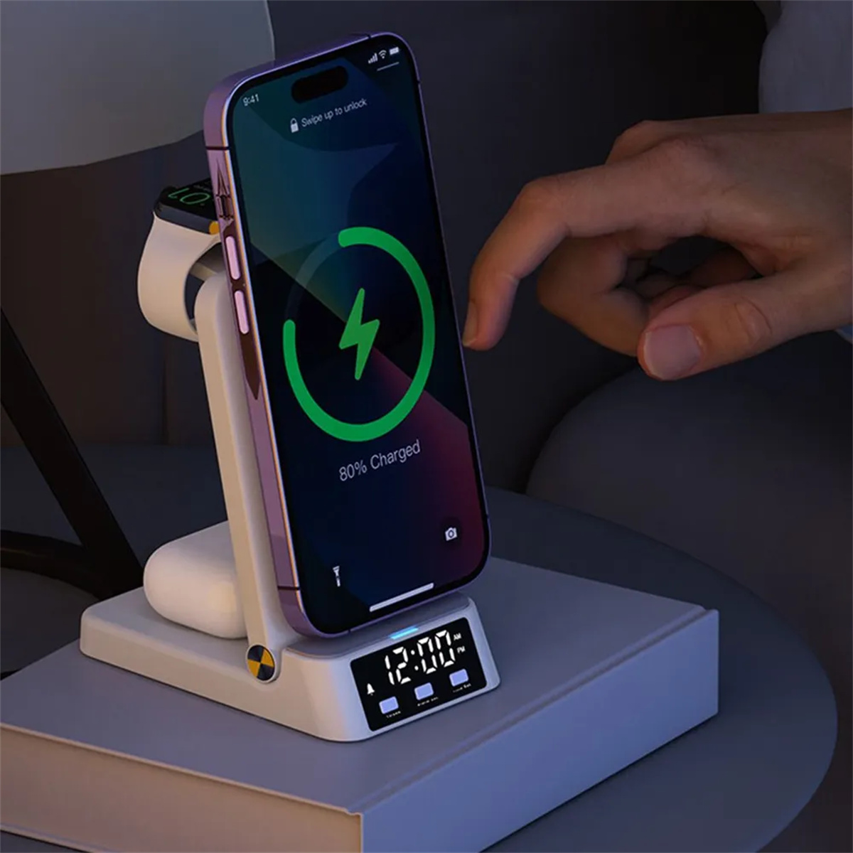 Eine Ladestation mit Telefon, Uhr und Ohrhörern. Das Telefon zeigt 80% Ladung an.