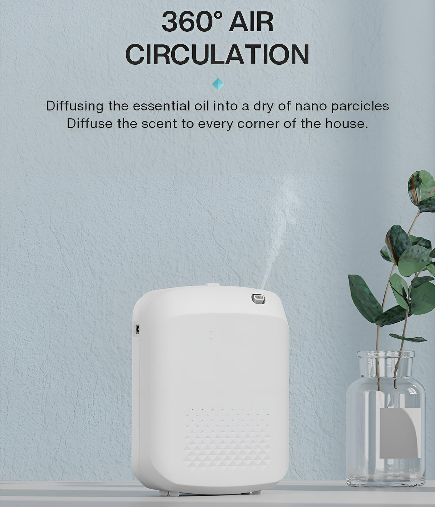 Weißer Diffusor für ätherische Öle mit Dampf, mit einer Pflanze in einer Vase, vor einer blauen Wand.