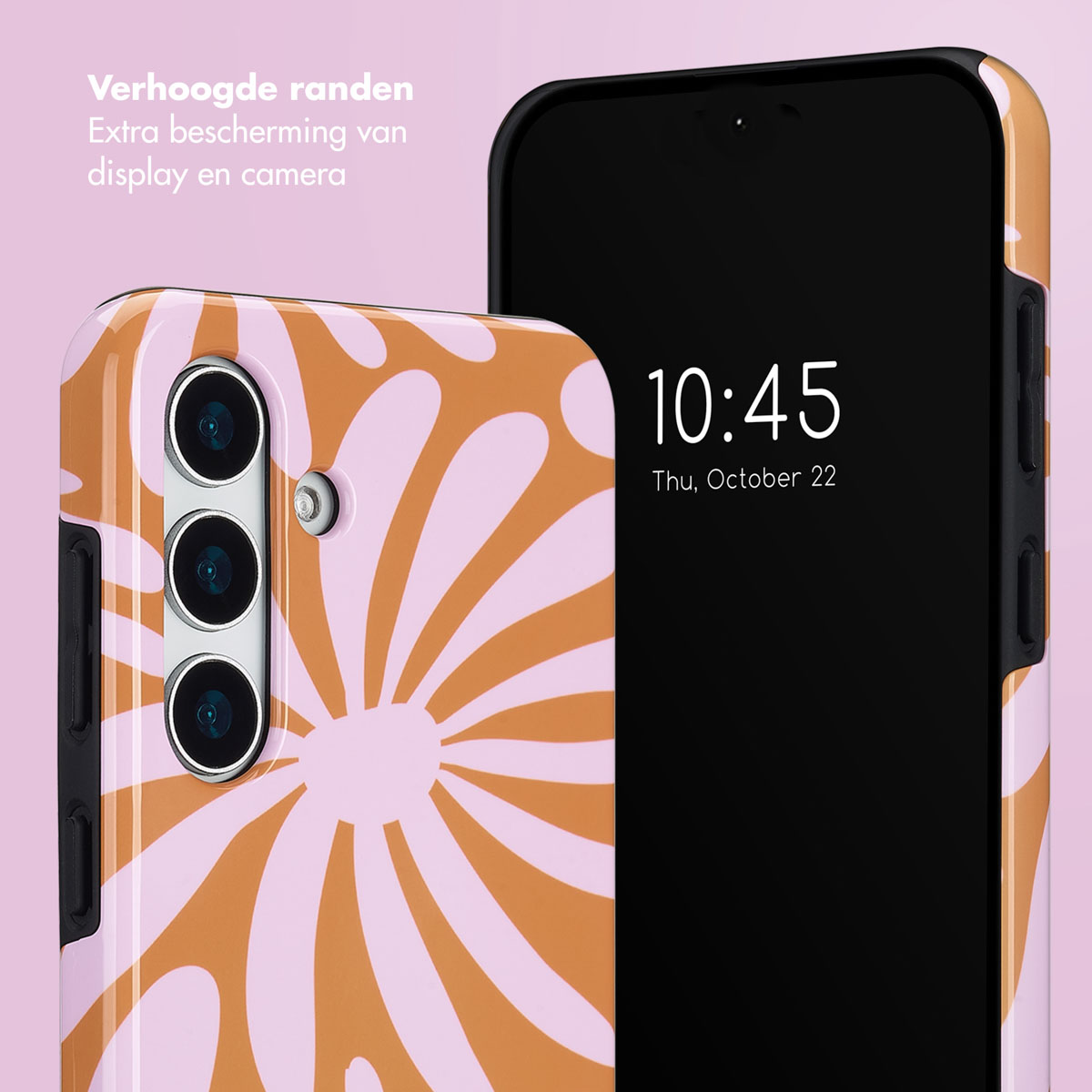 Telefoon met een oranje en witte bloemenhoes. De telefoon toont de tijd en datum op een zwart scherm.