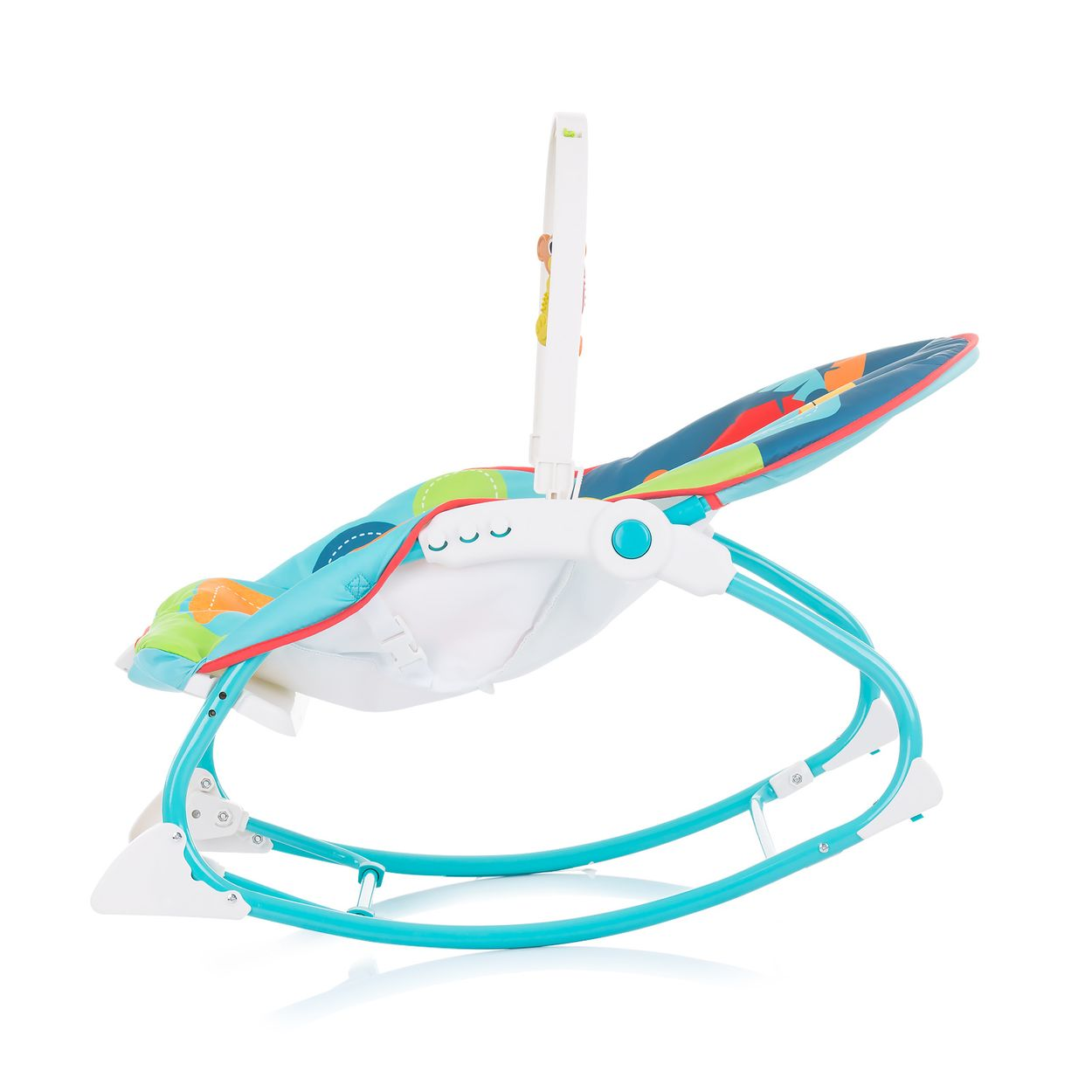 Eine Babywippe mit blauem Rahmen und buntem Sitz. Über dem Sitz hängt ein Spielzeug.
