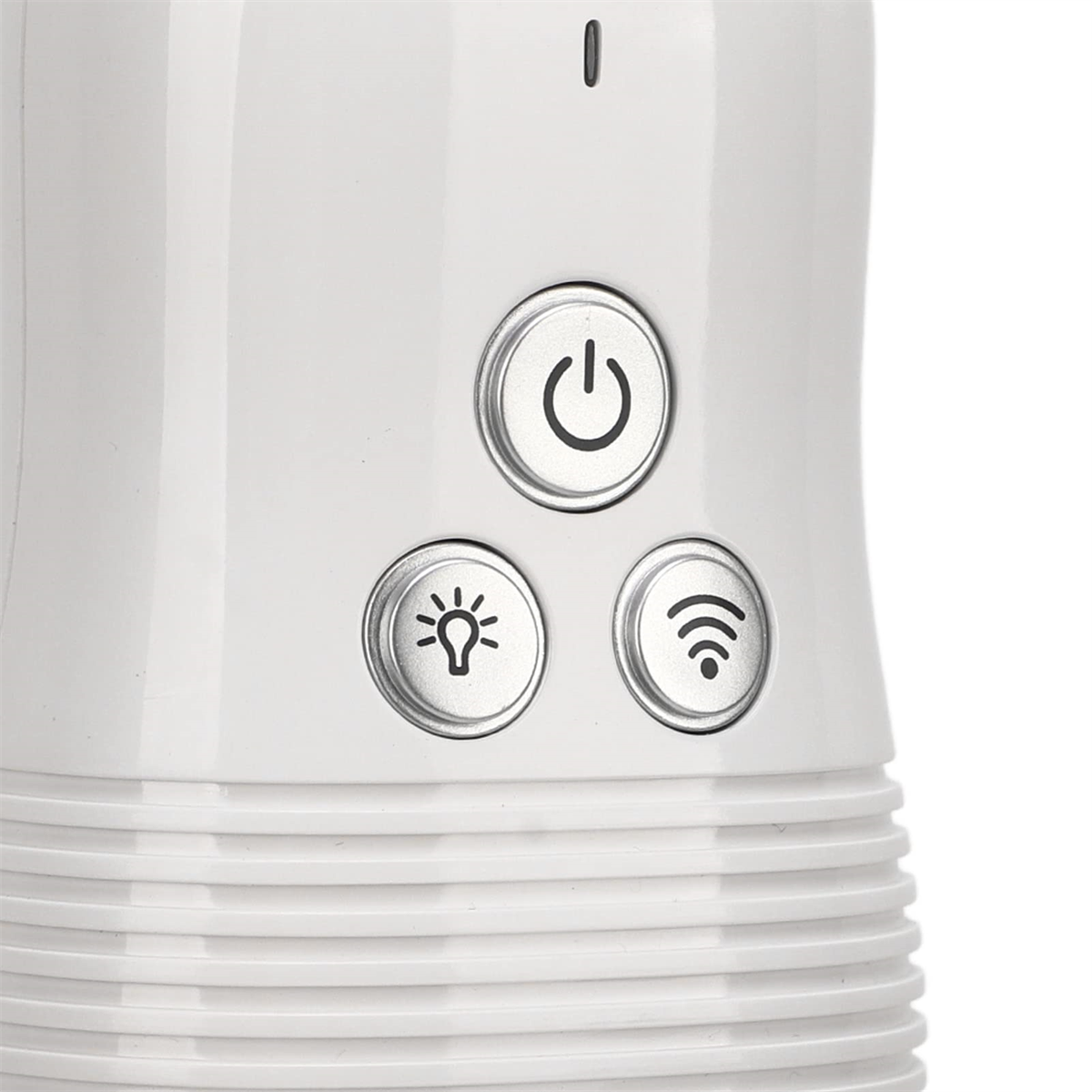Nahaufnahme von weißen Gerätebedientasten, Strom-, Licht- und WLAN-Symbole sichtbar.