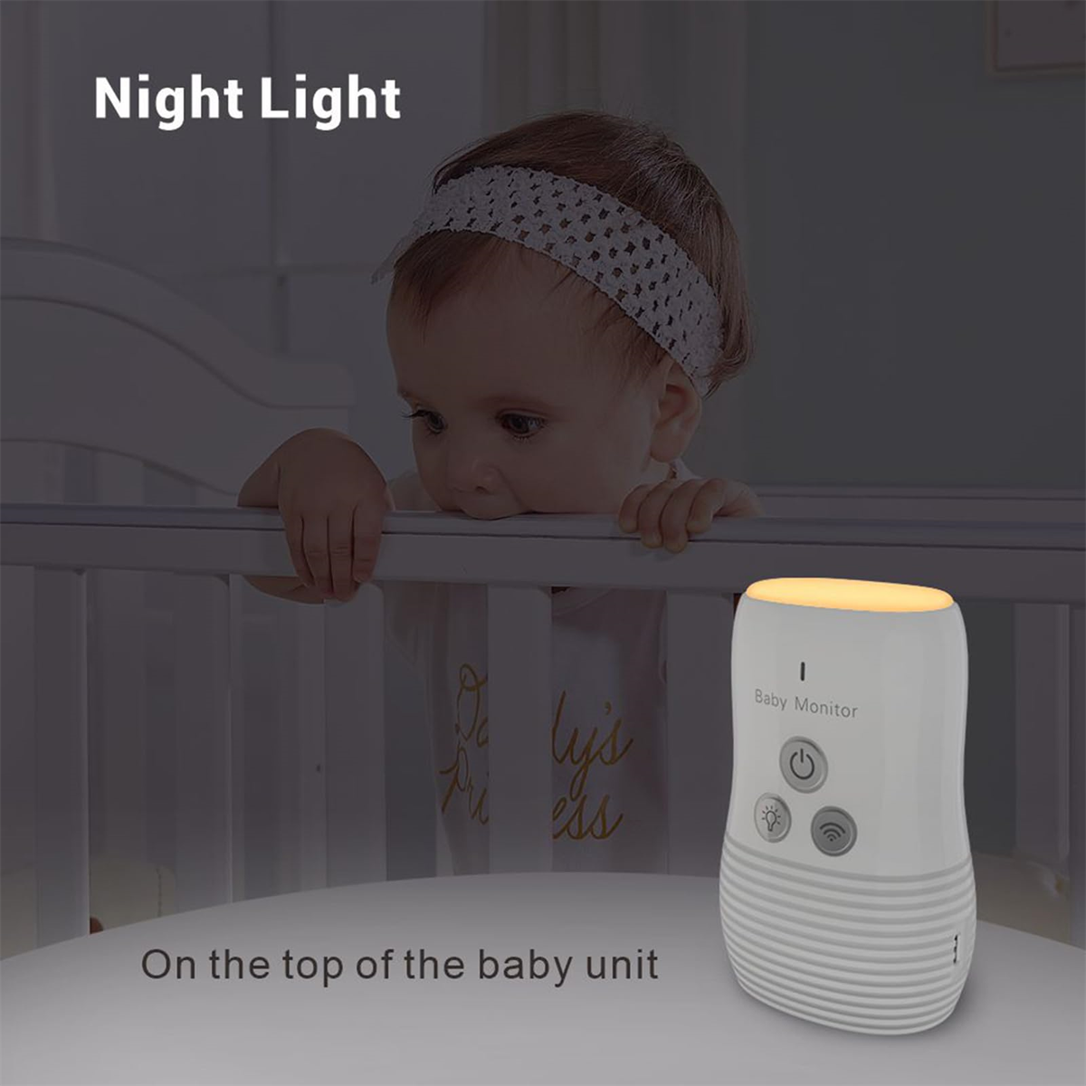 Ein Babyphone mit einem Kind im Kinderbett. Der Monitor ist weiß und steht auf einer weißen Oberfläche mit Nachtlicht.